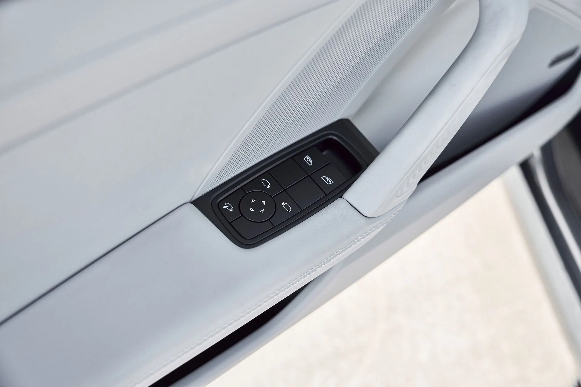 mph024_2952043501_Used_2025_Porsche_911_Carrera_1768012338_c6e50ae0f8