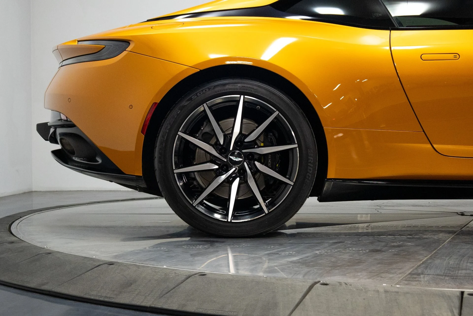 mph024_2965202347_Used_2018_Aston_Martin_DB_11_1761056819_1793f761d8