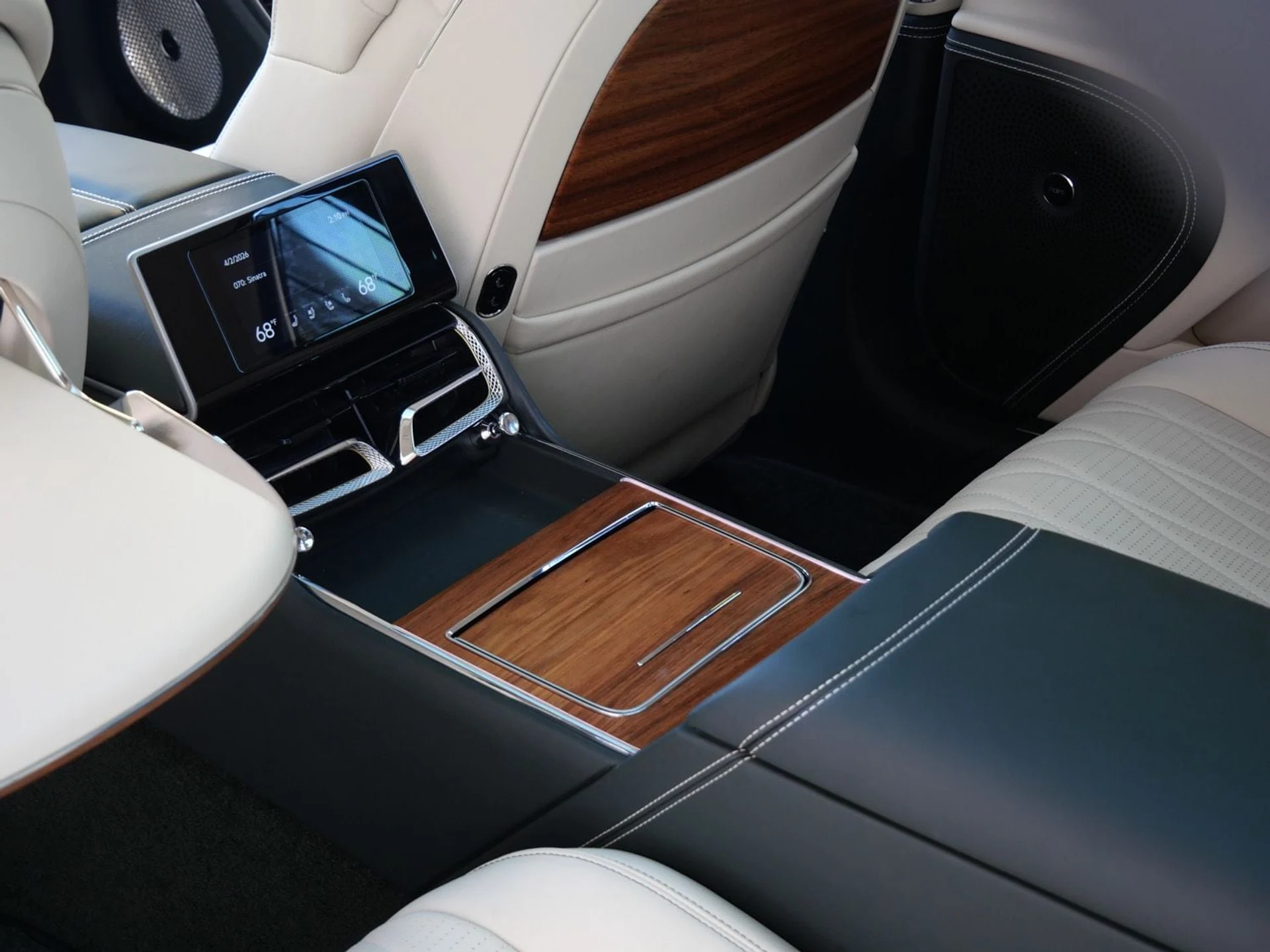 mph024_2975087837_7d8a70e241e6b6a8d99d97f73b113c91x_383ec42ca8