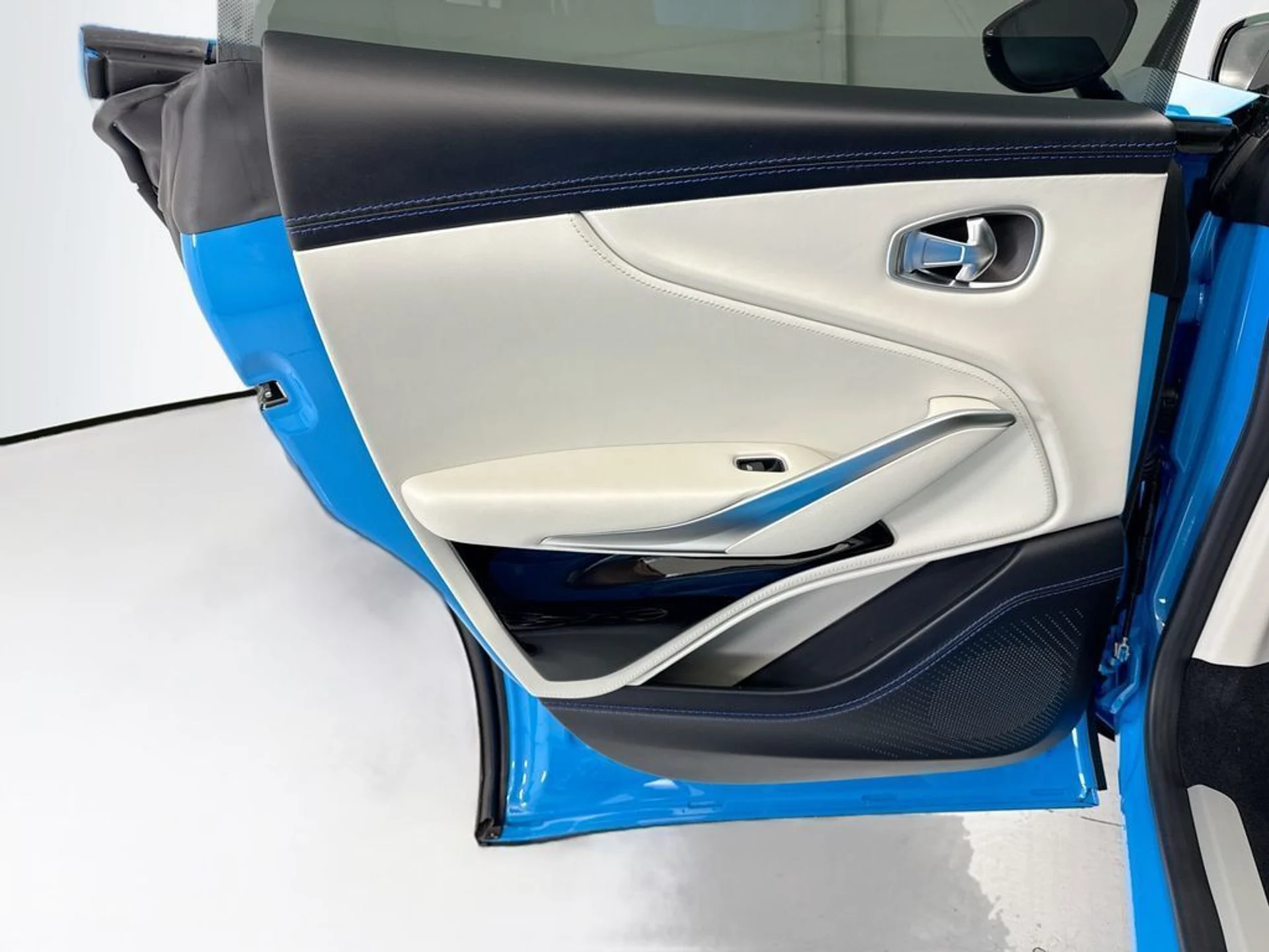 mph024_2982031140_used_2022_aston_martin_dbx_awd_8119_23003942_25_1024_85dffae1c3