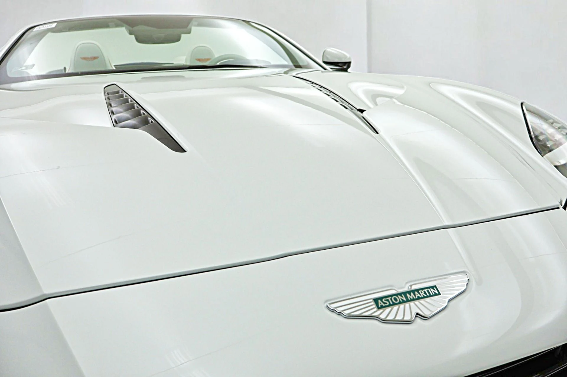 mph024_2991372691_New_2026_Aston_Martin_Vanquish_Volante_a41fcbb6ab