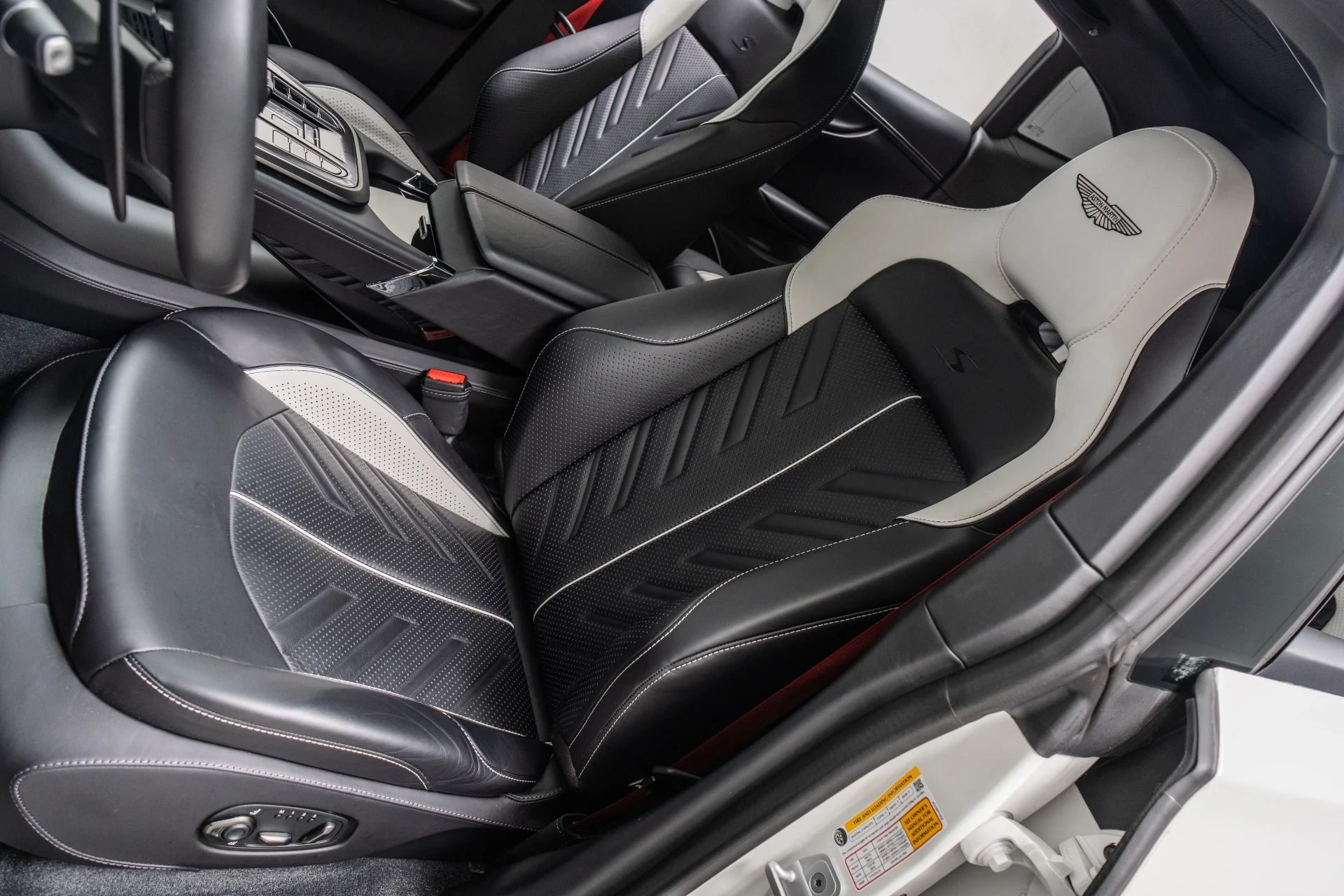 mph024_2997065951_Used_2026_Aston_Martin_DBX_S_1792083378_1d80664496