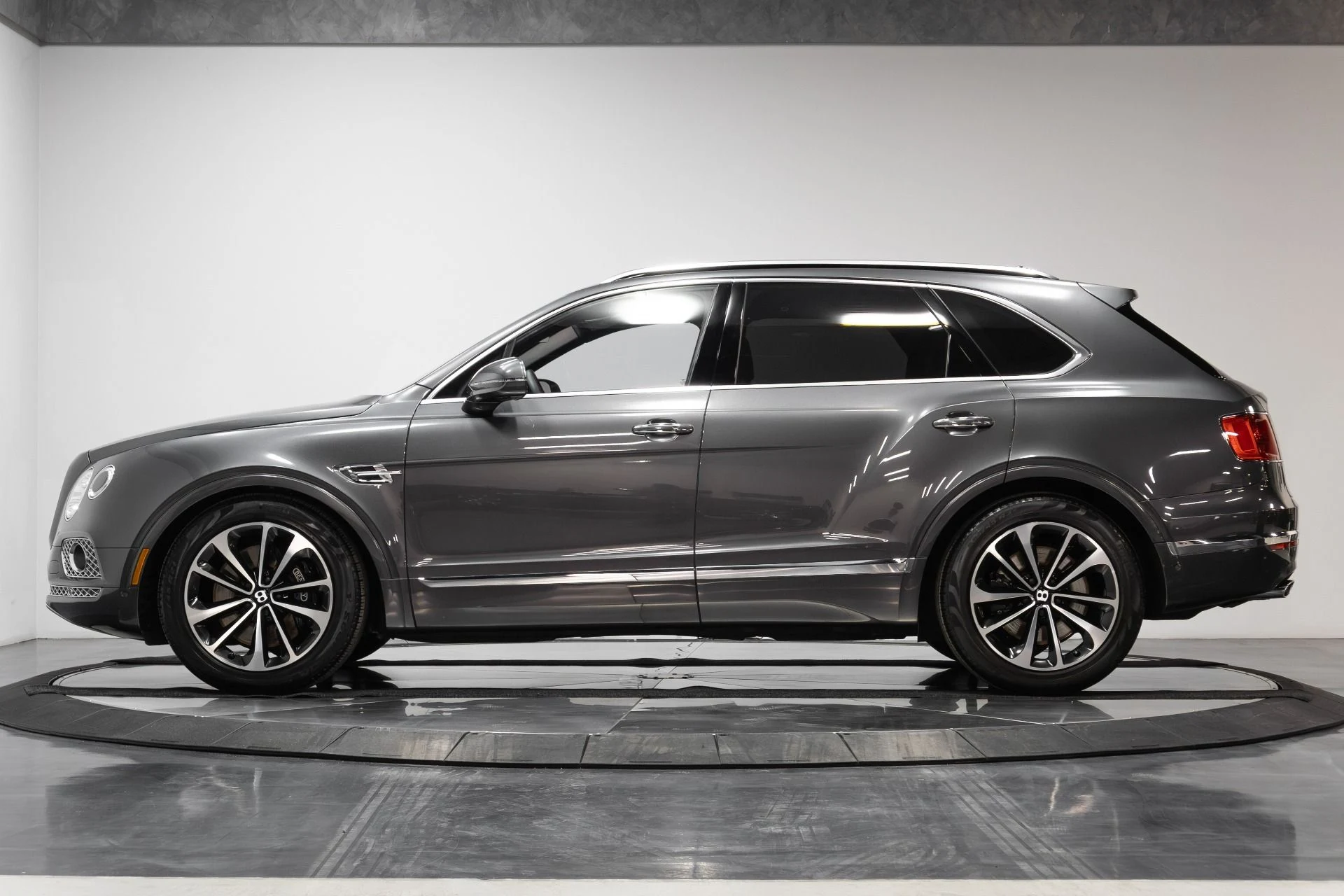 mph024_3001813693_Used_2017_Bentley_Bentayga_W12_1763489562_3d18f9b01d