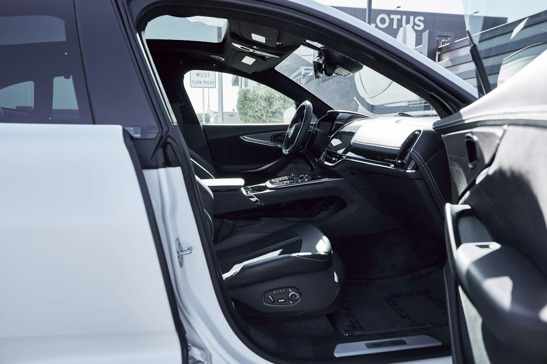 mph024_3017990642_Used_2025_Aston_Martin_DBX_707_1767063162_6a9cf034a4