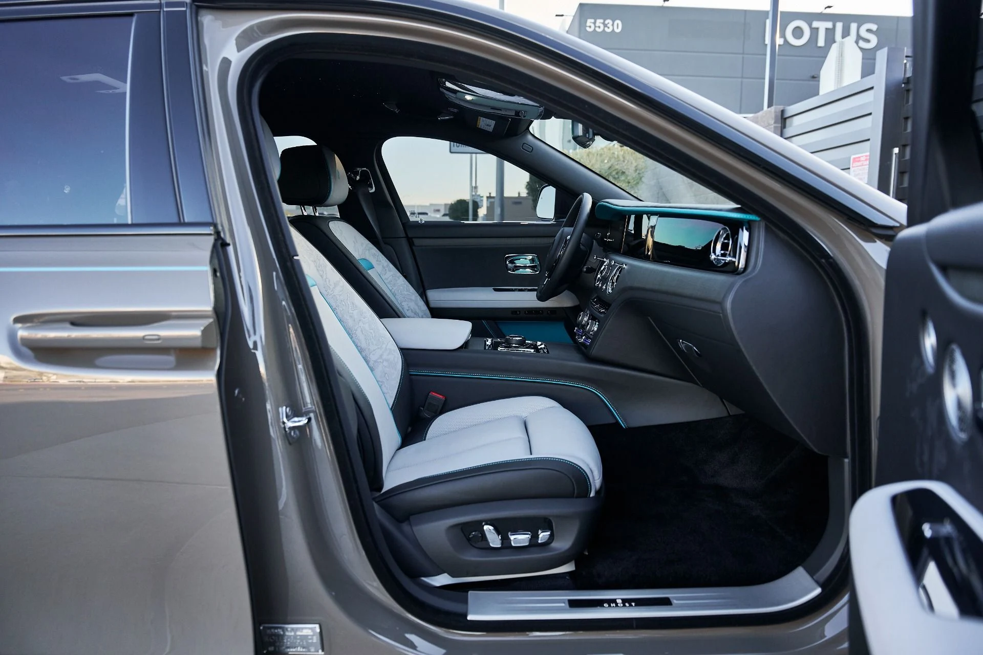 mph024_3022550005_Used_2025_Rolls_Royce_Ghost_Base_1770087419_4a2714564d