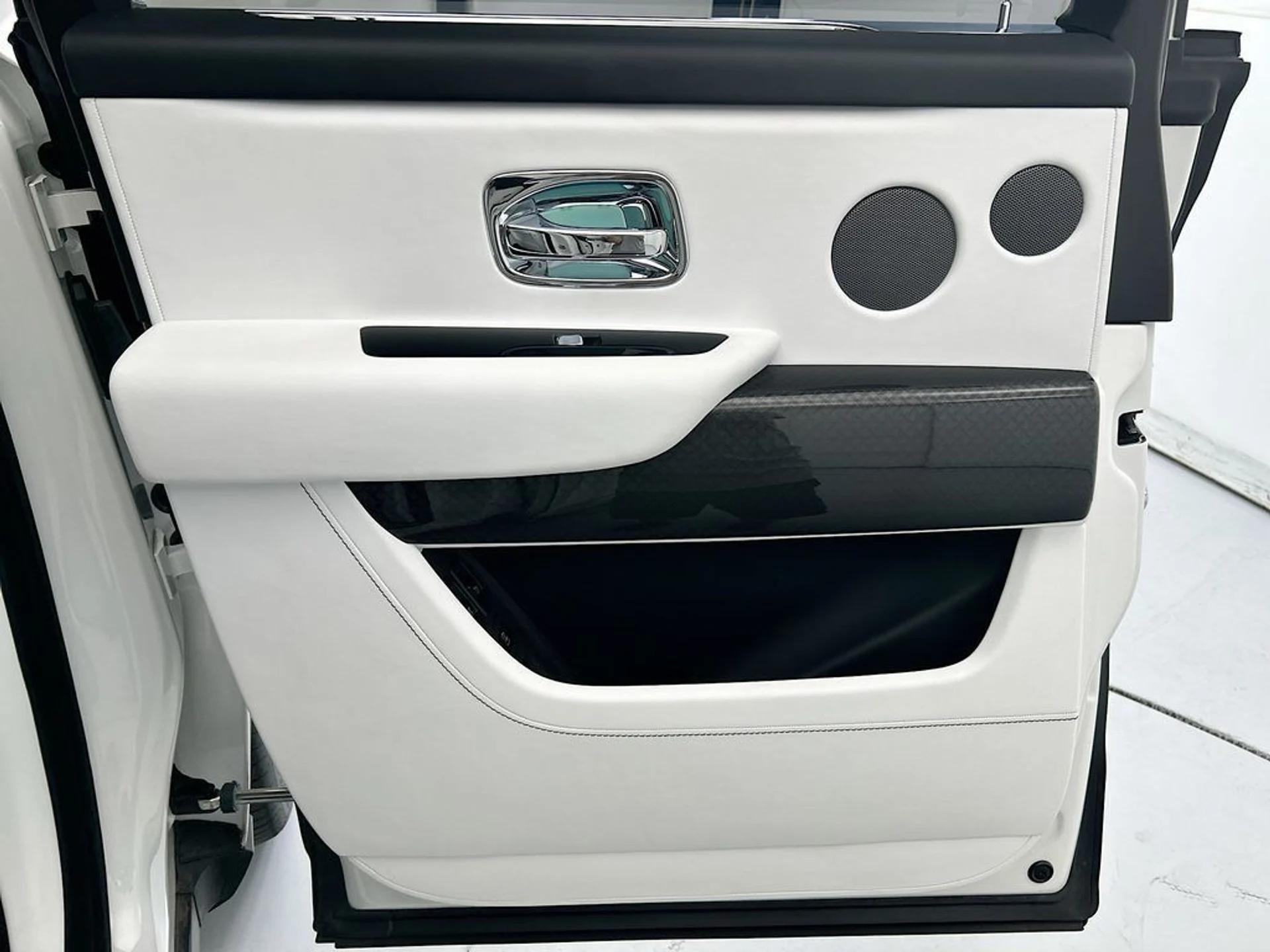 mph024_3030851202_used_2021_rolls_royce_cullinan_sportutility_8119_23020576_25_1024_5115b26c90