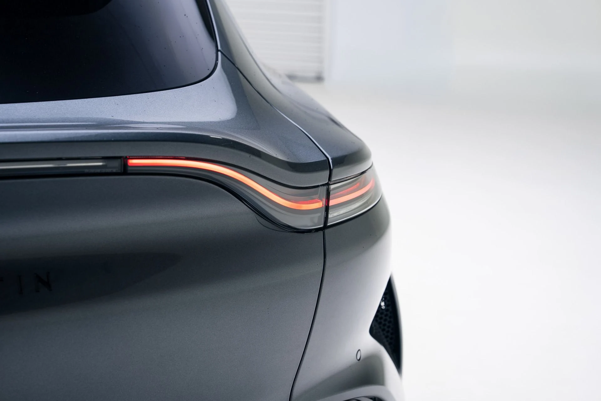 mph024_3041702898_Used_2023_Aston_Martin_DBX_707_1767147113_e4c7bcdc63