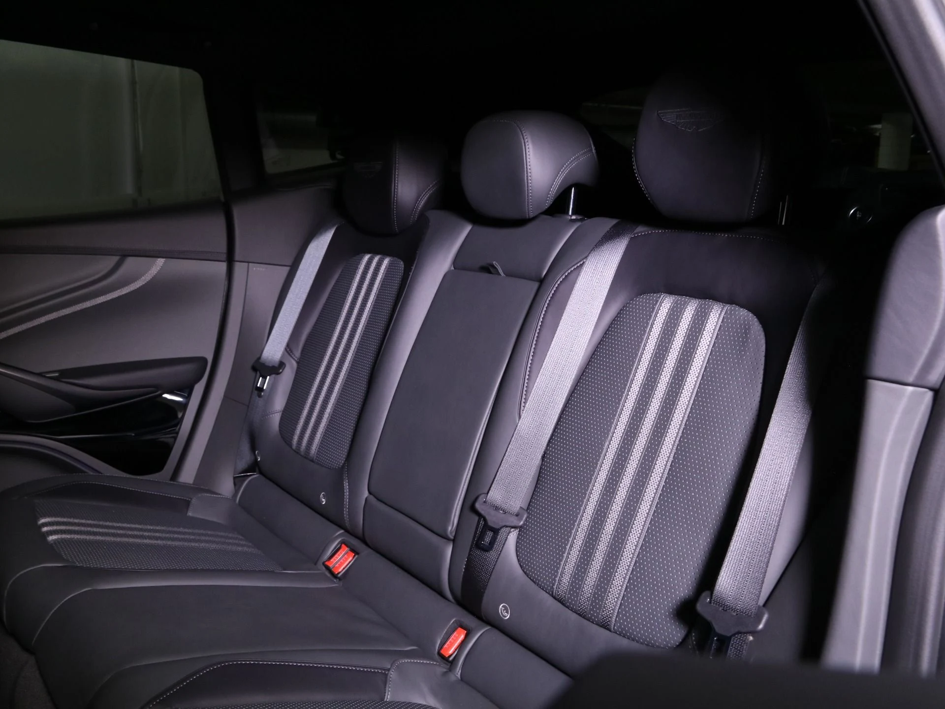 mph024_3047741145_New_2025_Aston_Martin_DBX_707_1768458252_4dd769b183