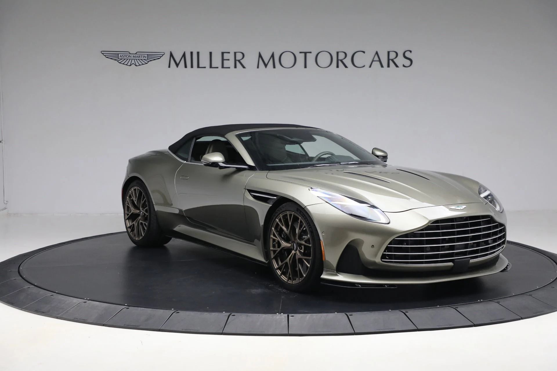 mph024_3058110251_New_2024_Aston_Martin_DB_12_Volante_67e6b0dec6