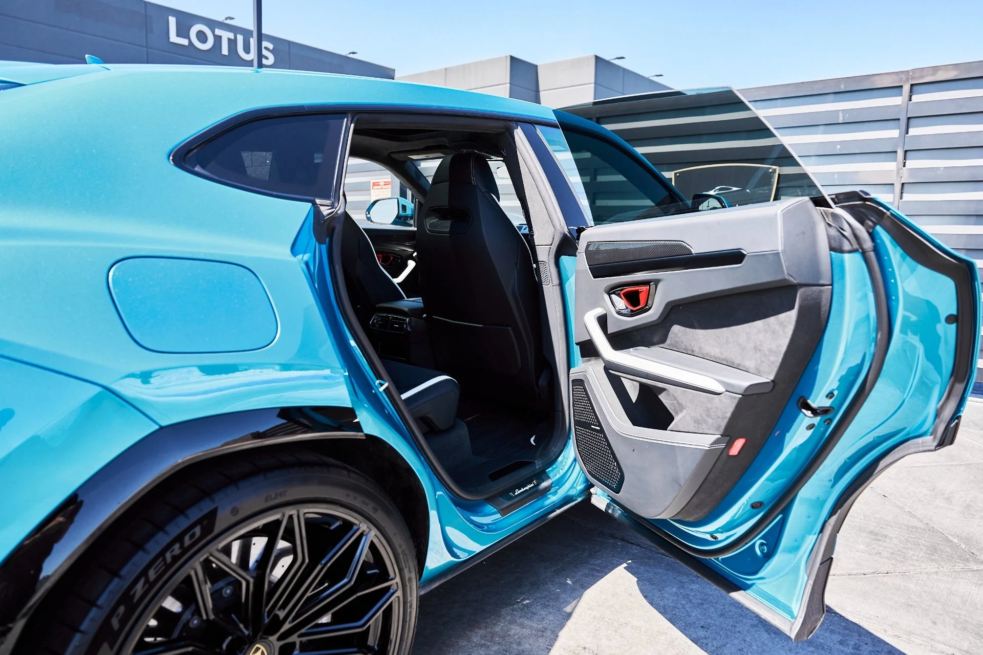 mph024_3069604611_Used_2025_Lamborghini_Urus_SE_1781314204_5af8824676