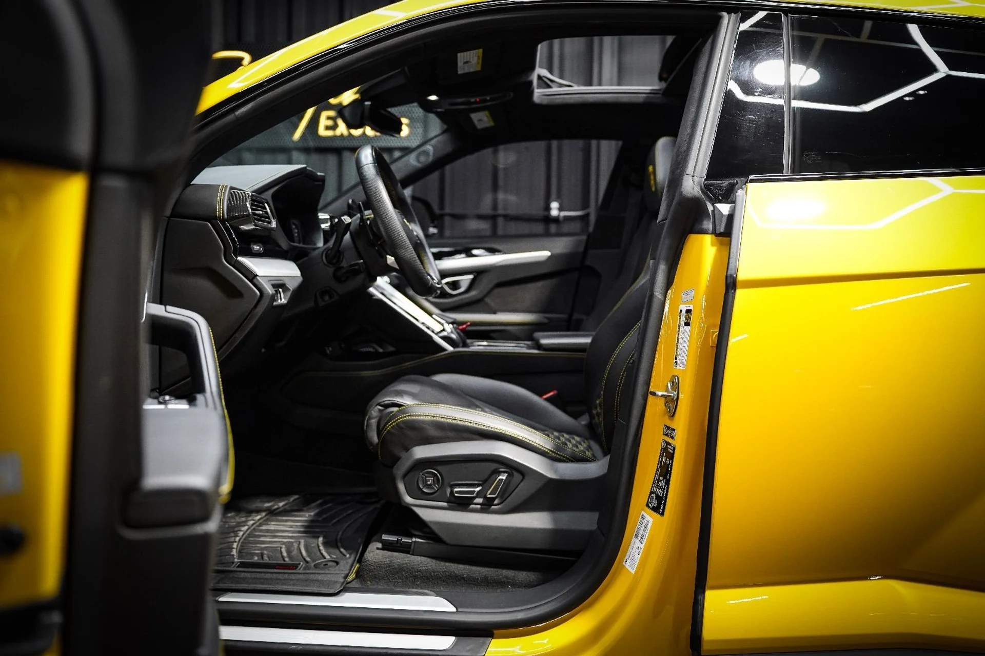 mph024_3071567360_37414663_03011_2020_lamborghini_urus_062_461ae79226