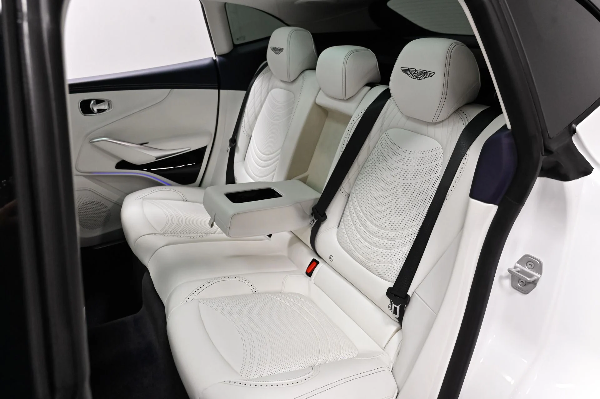 mph024_3088802165_Used_2023_Aston_Martin_DBX_707_1791313494_32cea7015a