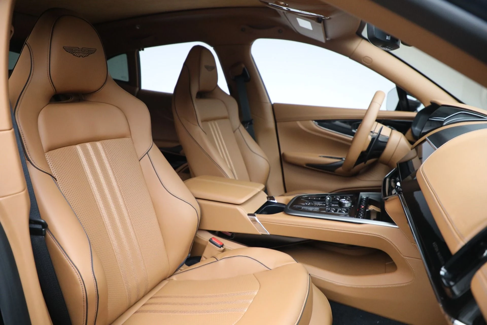 mph024_309383161_New_2025_Aston_Martin_DBX_707_8388d456e3