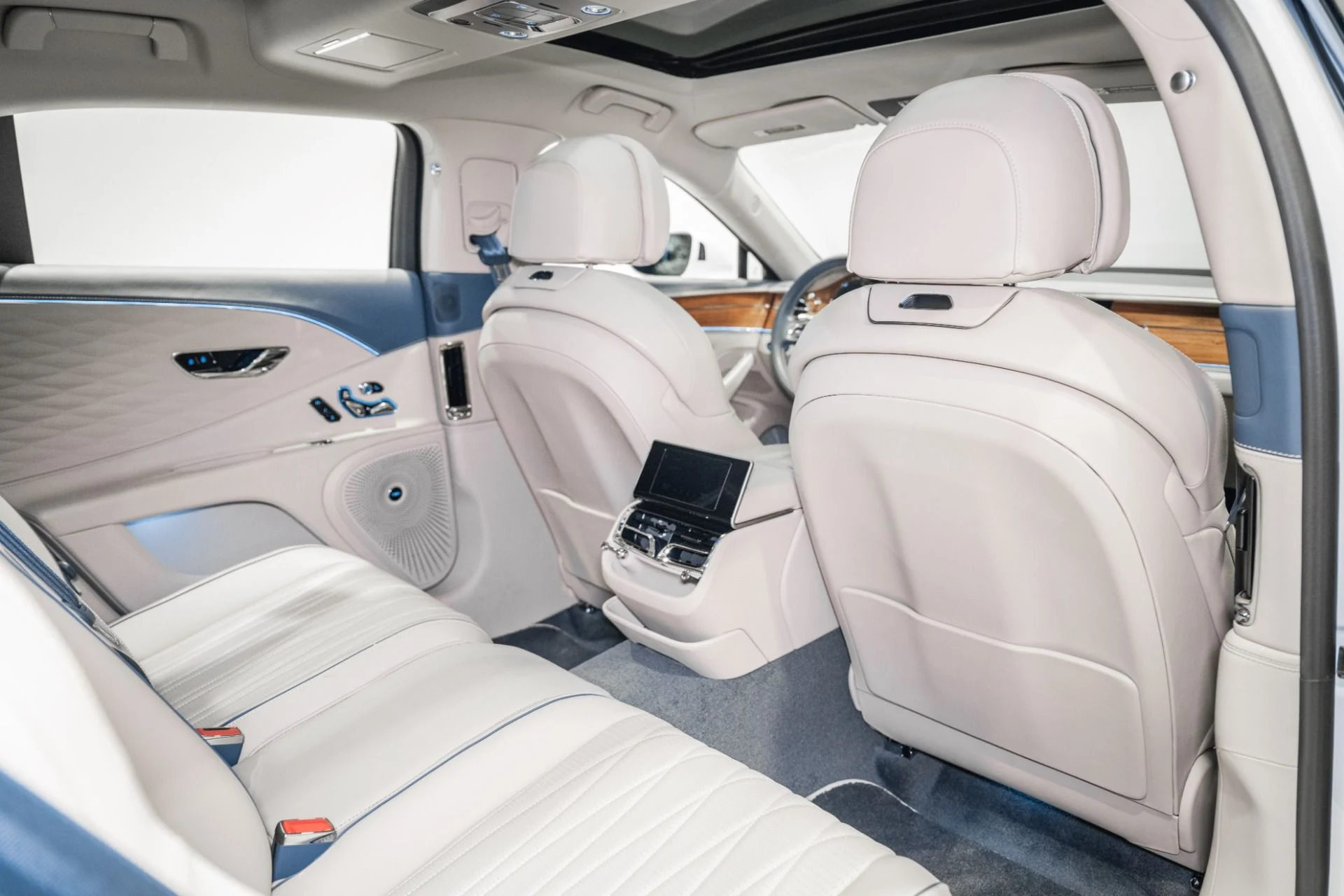 mph024_3095642630_Used_2023_Bentley_Flying_Spur_1772469545_329ac732ca