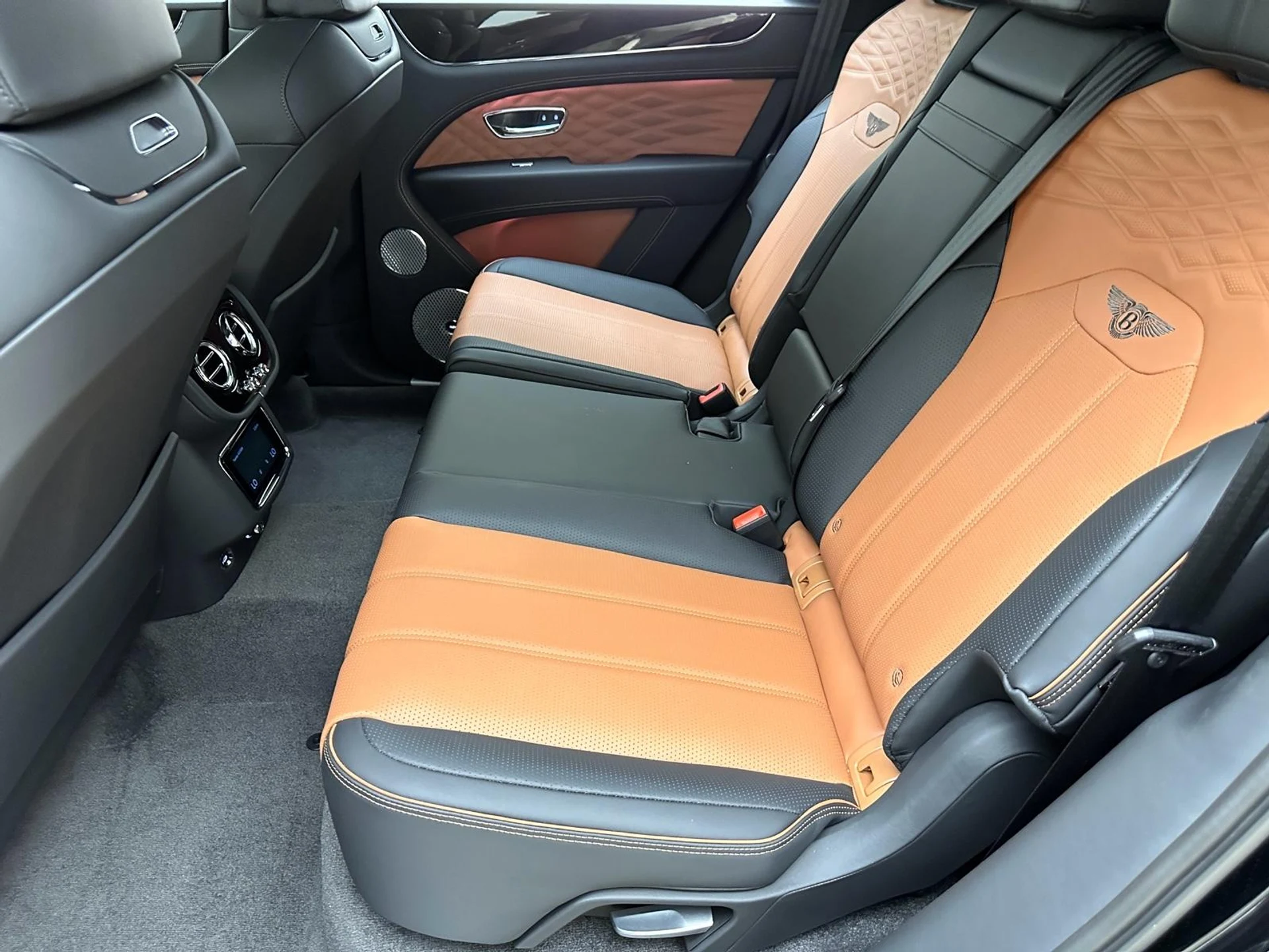 mph024_3096836742_Used_2024_Bentley_Bentayga_V8_1773982914_d4dbace95d