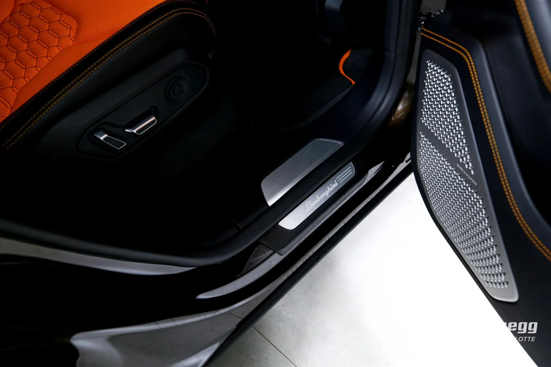 mph024_3106612922_Used_2019_LAMBORGHINI_URUS_1760989732_ed5302d0df