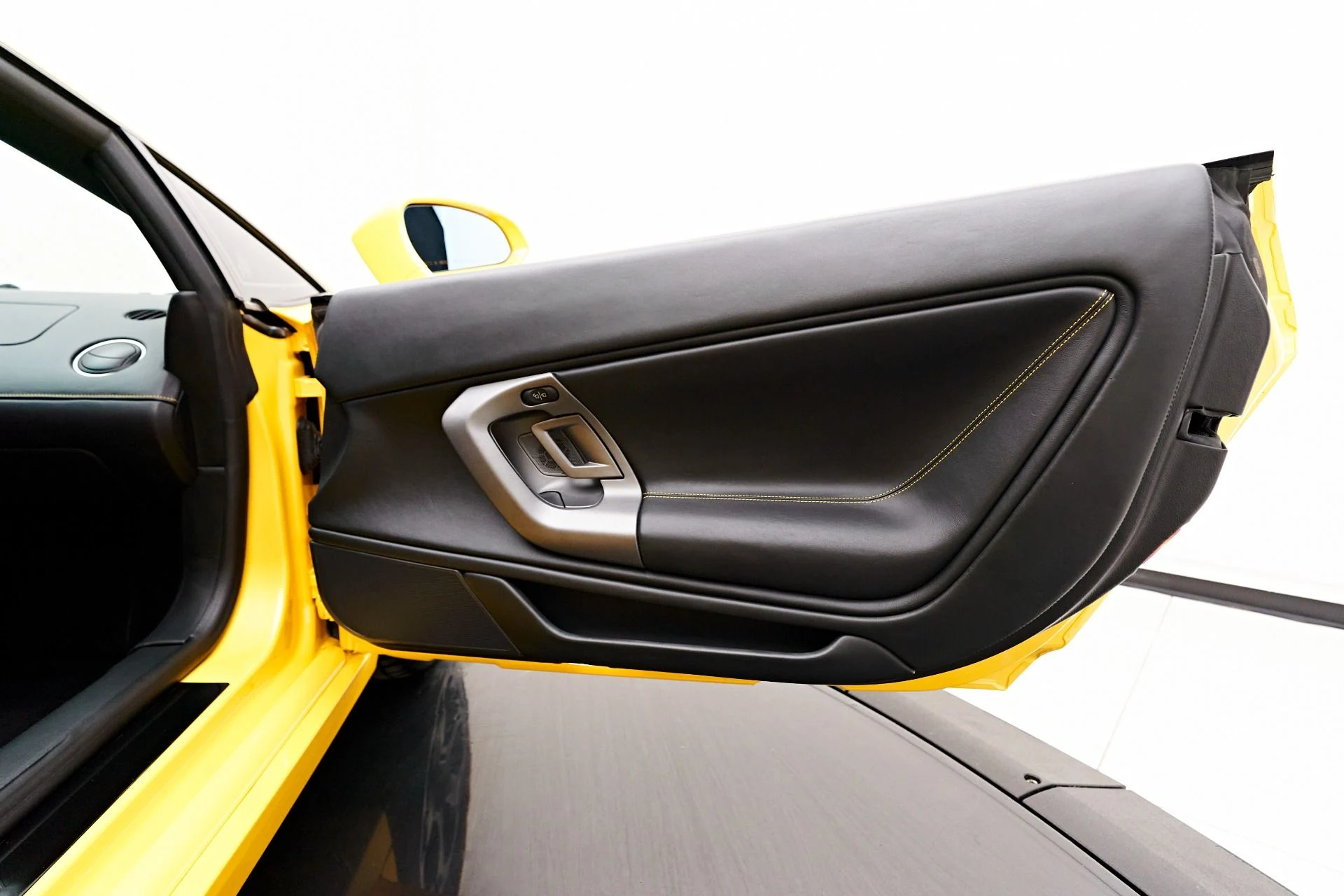 mph024_3114201350_Used_2005_Lamborghini_Gallardo_1703127301_eedfc7643b