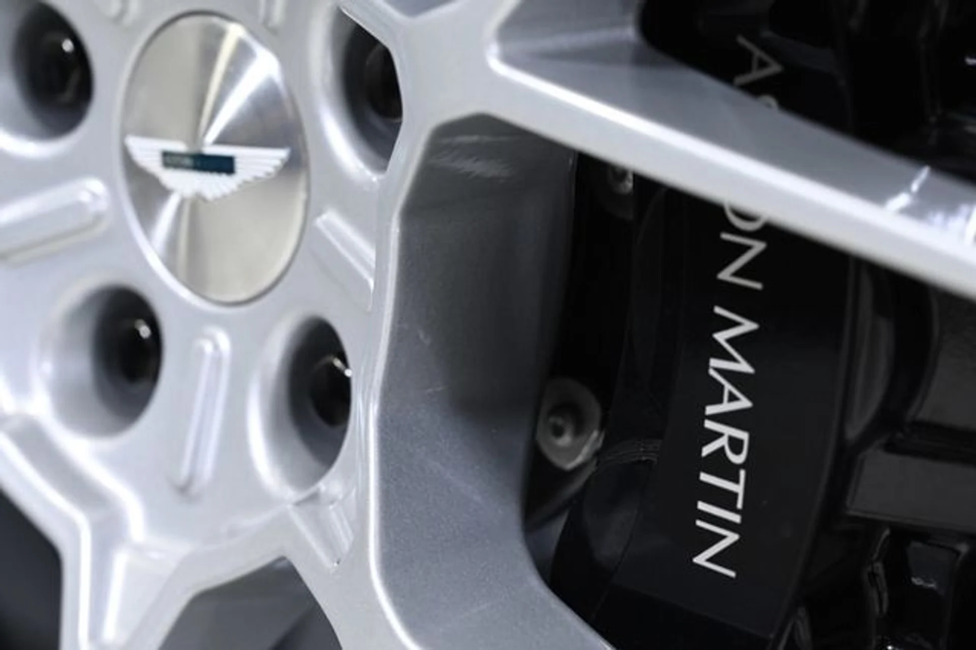 mph024_3115339113_new_2025_aston_martin_vanquish_coupe_11350_22897480_24_640_7e9bc3ca9f