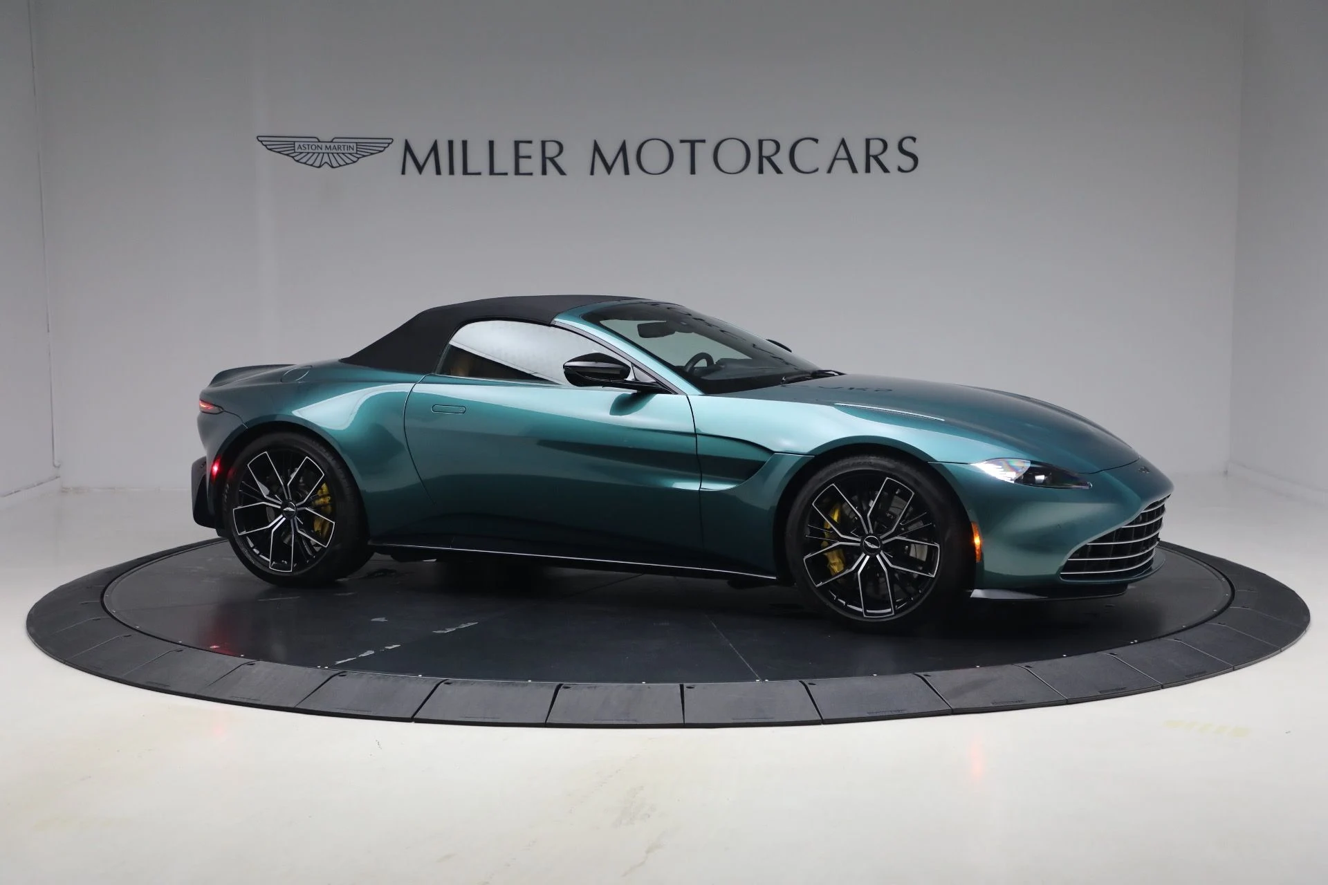 mph024_3123304617_Used_2023_Aston_Martin_Vantage_V8_1791917155_52a68cd53c