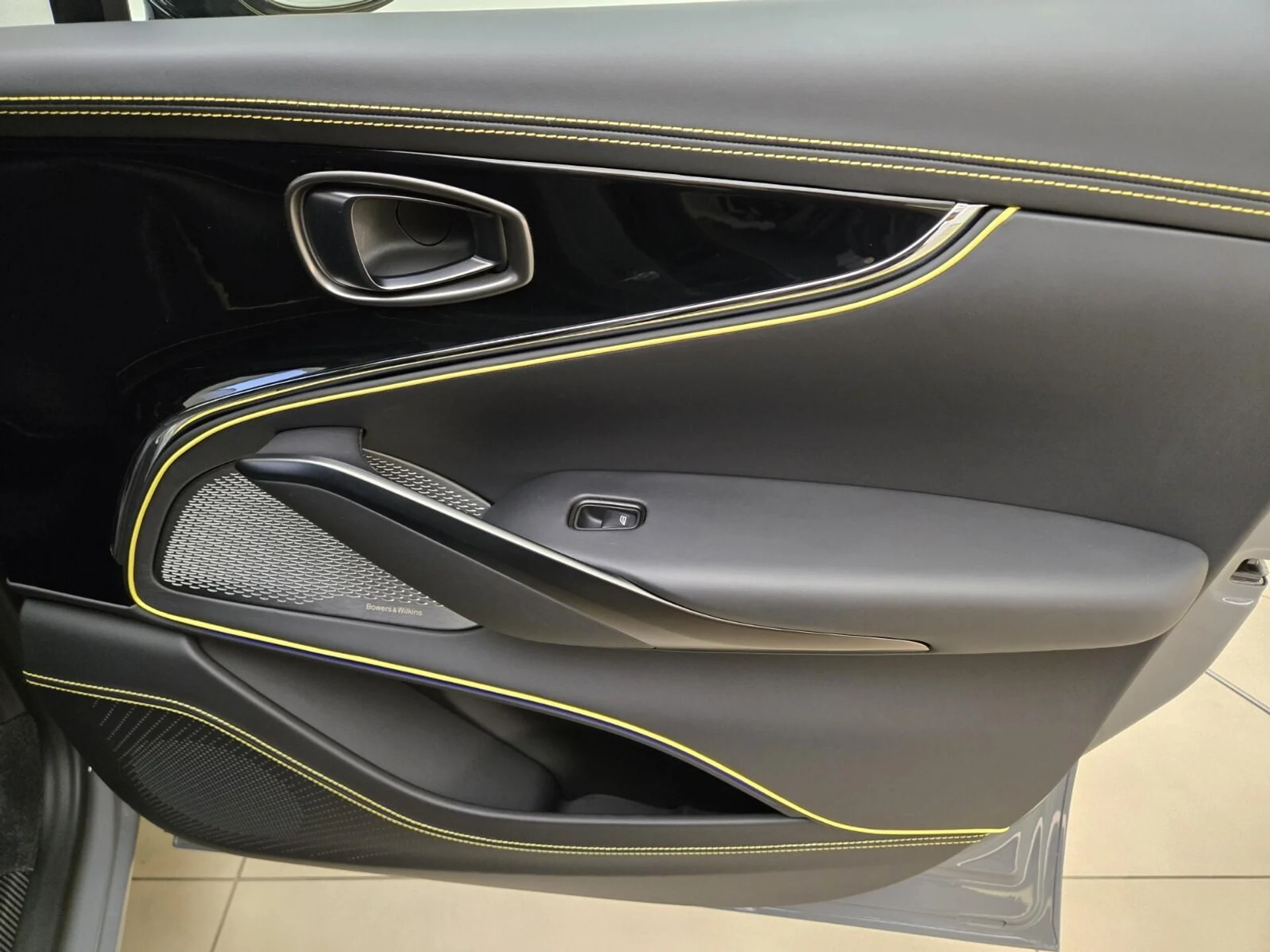 mph024_3125368831_New_2026_Aston_Martin_DBX_S_1782364683_1aa8184658