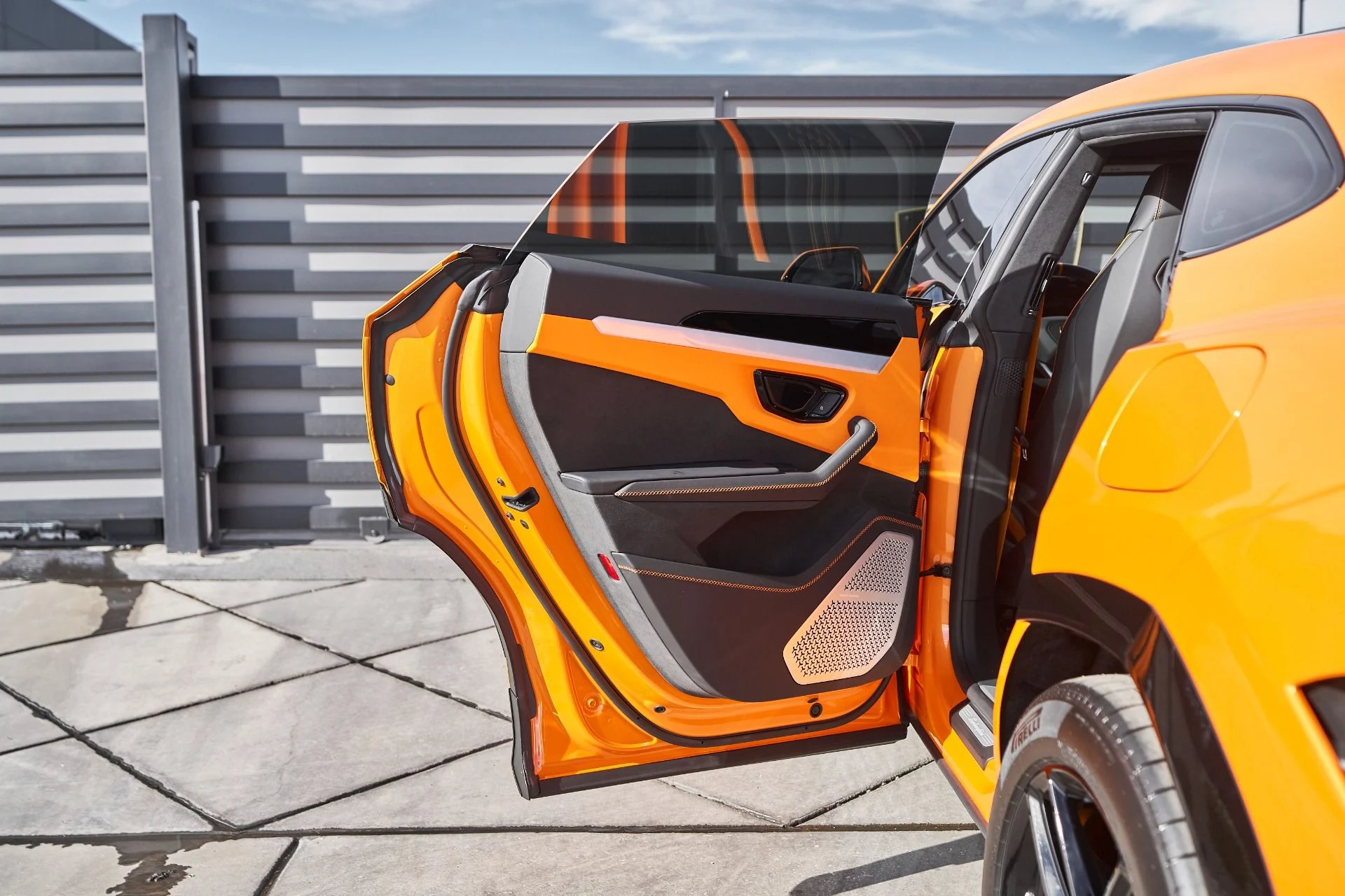 mph024_3141800273_Used_2025_Lamborghini_Urus_SE_1763677006_4ce6e33f21