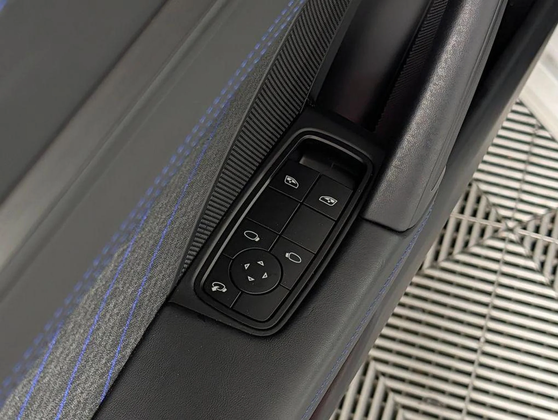 mph024_3146953924_5_A3yzh_Pfb71_JERN_24y_V_Jaak6_DQE_40ef90eeee