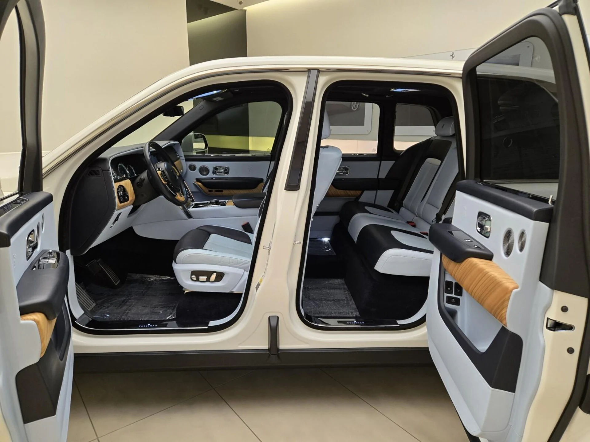 mph024_3200954056_Used_2019_Rolls_Royce_Cullinan_1762329177_70c4994f1b