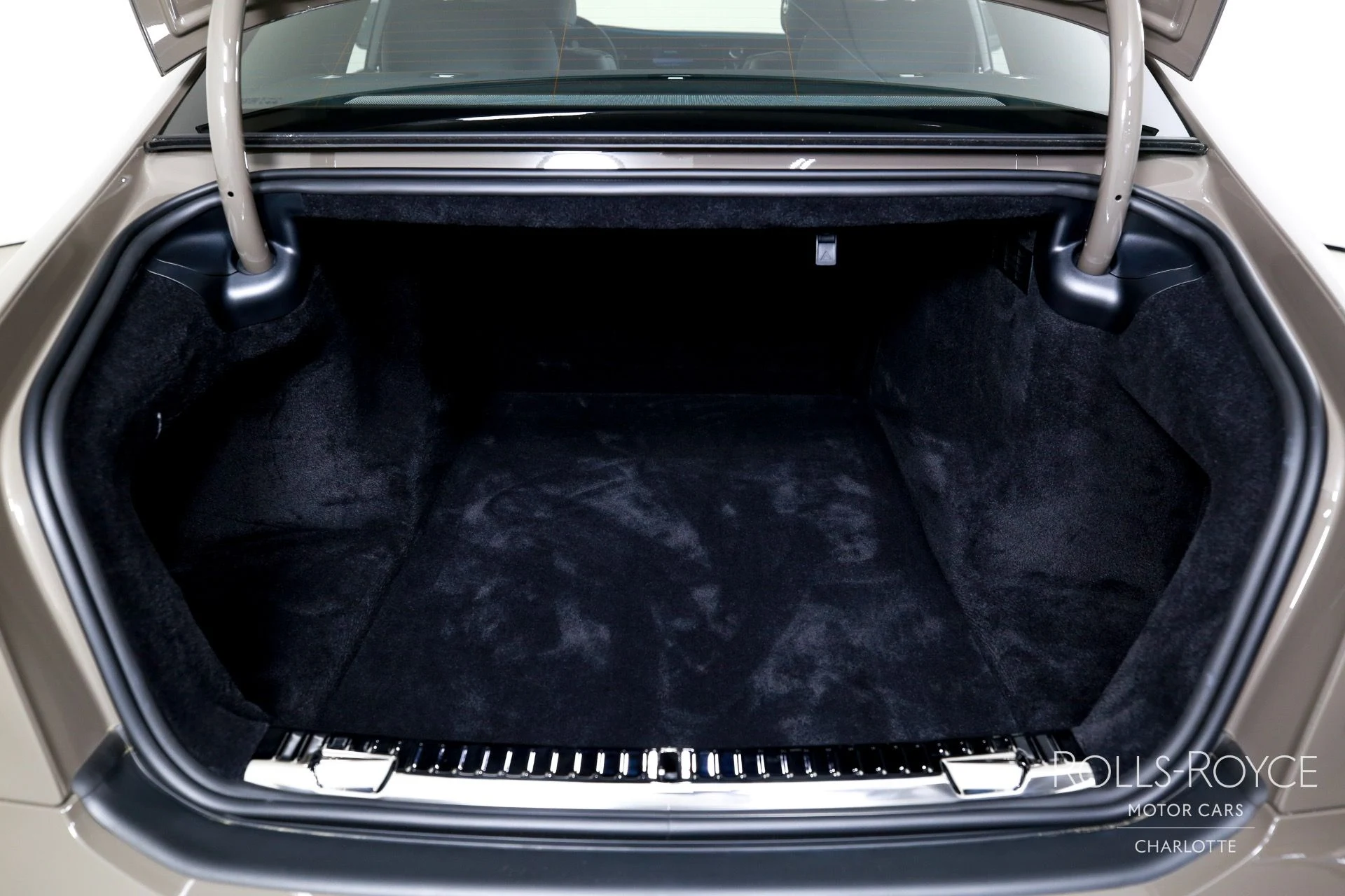mph024_3200975513_Used_2025_Rolls_Royce_Ghost_1759510962_e78ad6a8ec