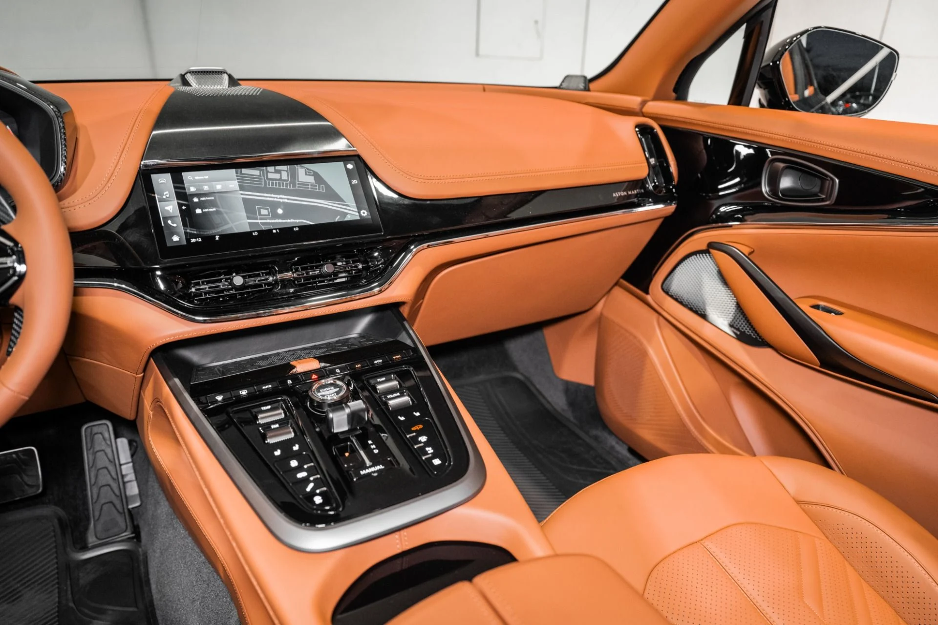 mph024_322974116_New_2026_Aston_Martin_DBX_S_1775443121_9d898126c8