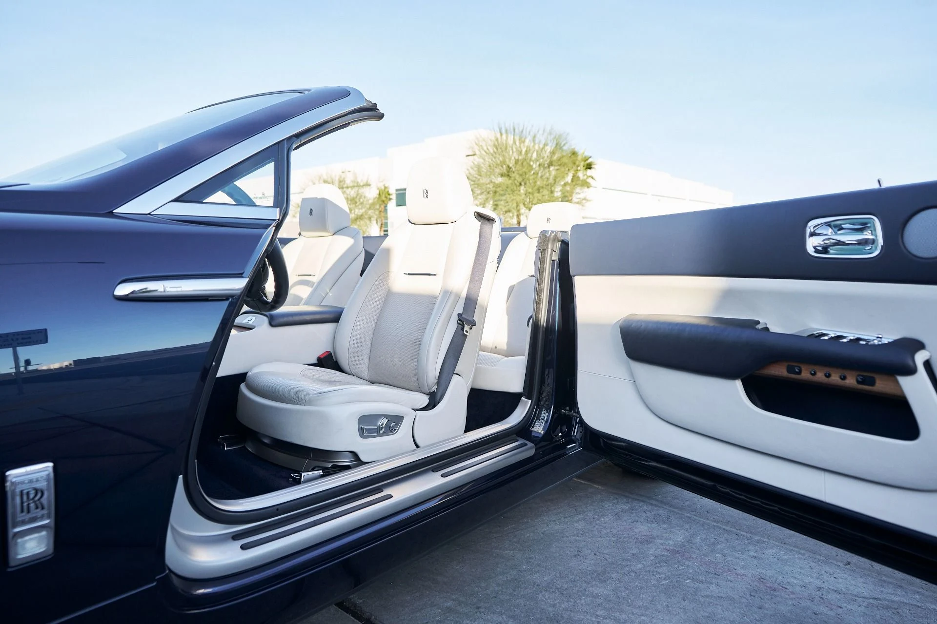 mph024_3231334854_Used_2018_Rolls_Royce_Dawn_1764124357_281eeb8a32