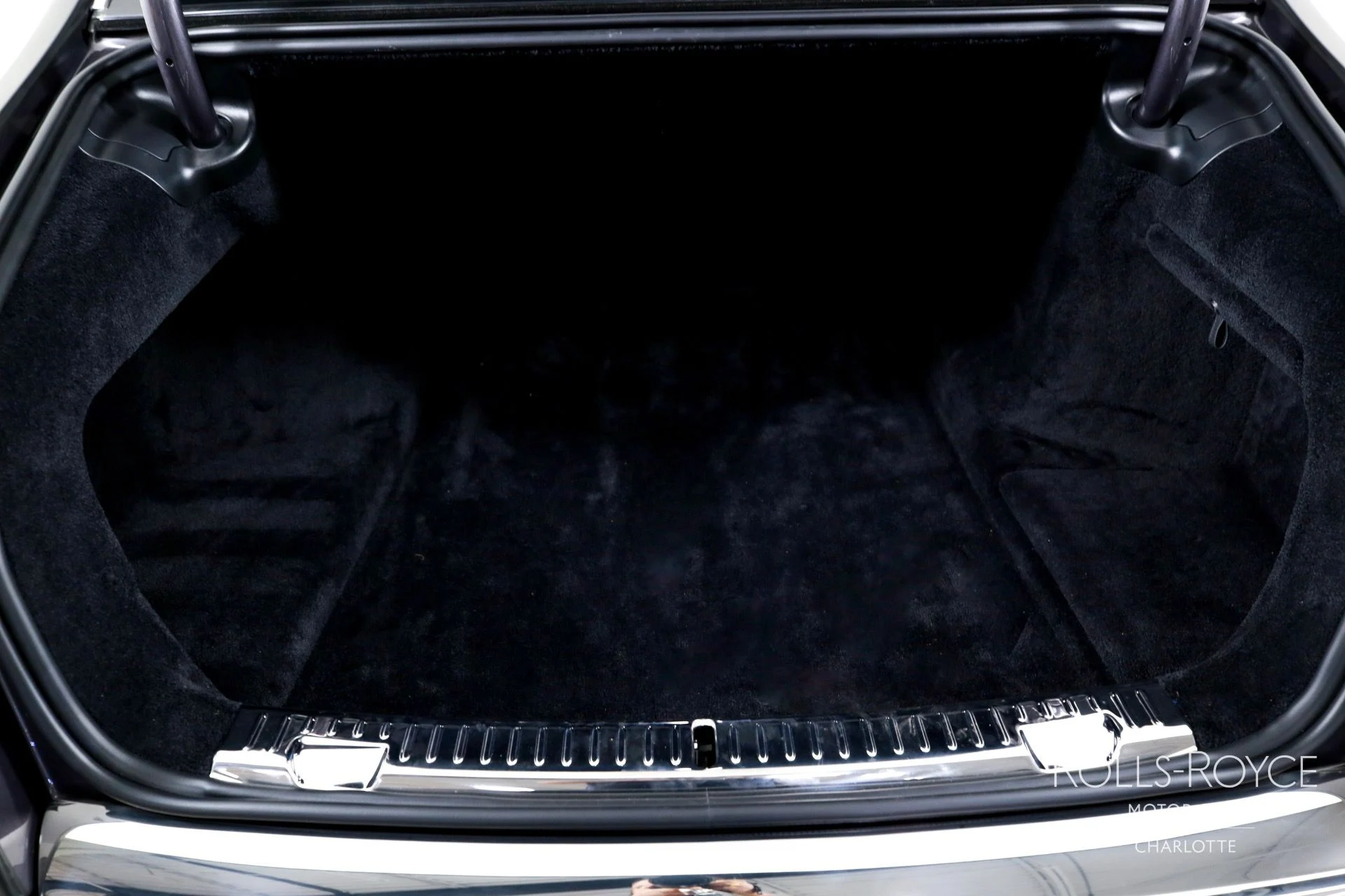 mph024_3265571124_Used_2025_Rolls_Royce_Phantom_1759509500_99a71bf8f7