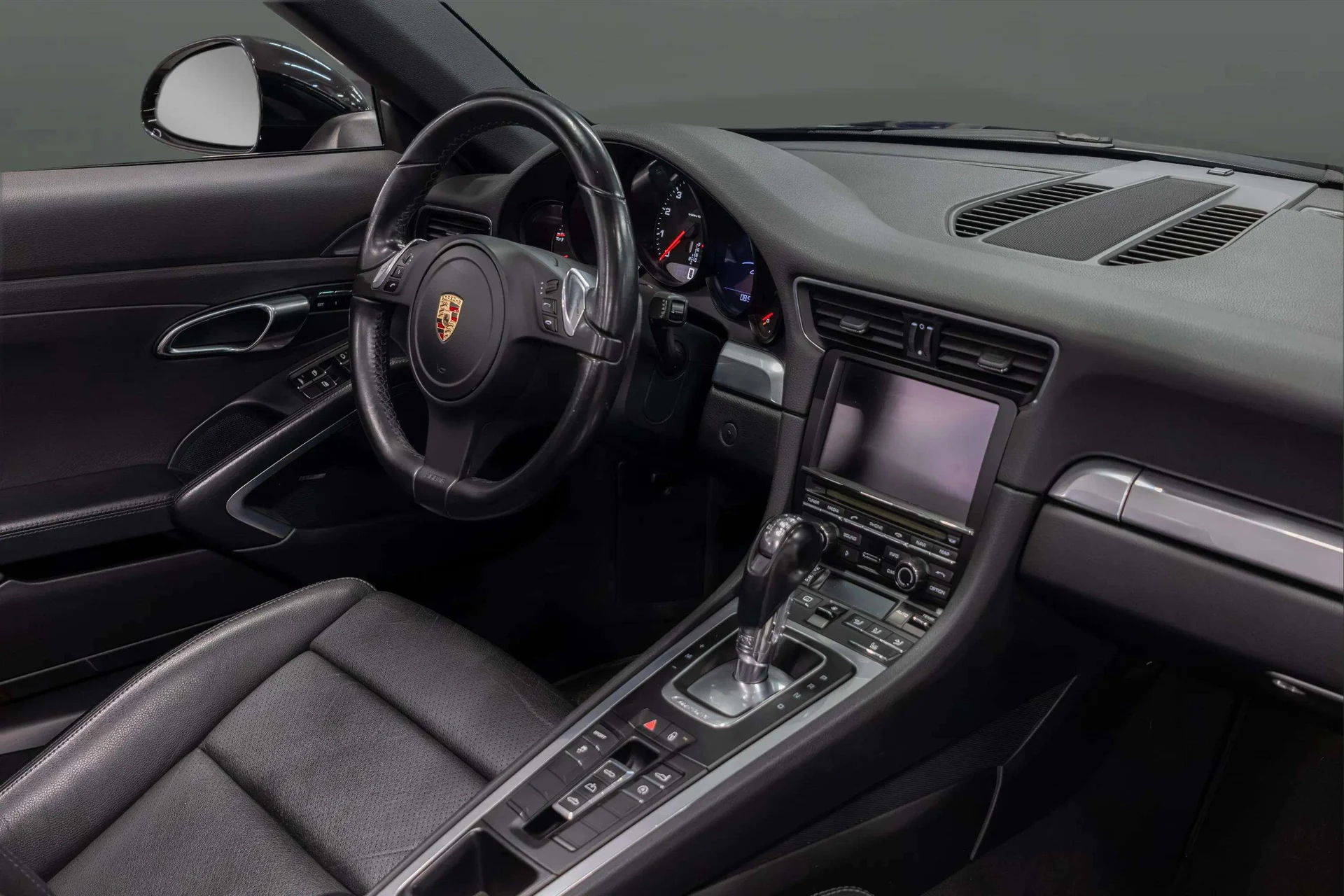 mph024_3279909035_07bb2f9f_a4dd_4d65_9c41_956c83a6ae97_2_24_Interior_201220_Porsche2091120_Carrera20_Cabriolet2028_WP_0_CA_2_A98_CS_14039029_14_8fd1ab45be
