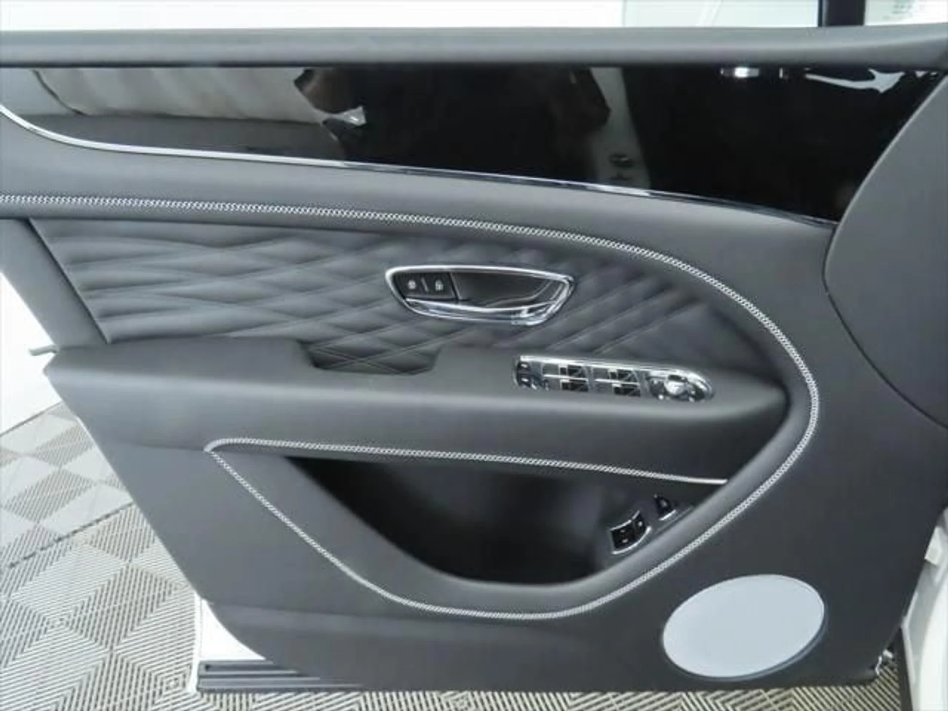 mph024_3294940627_new_2025_bentley_bentayga_8119_22803697_25_640_b016fe0c99