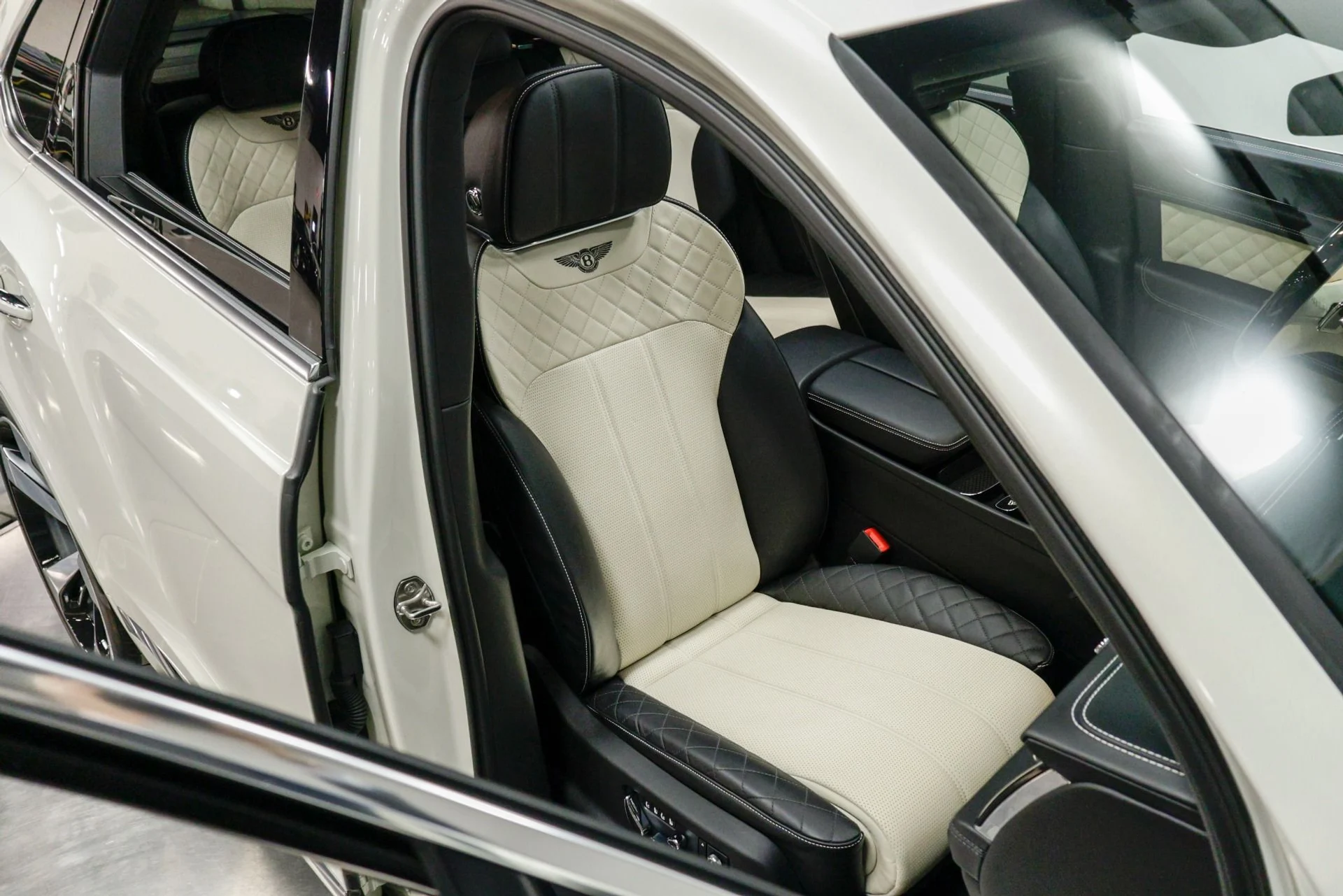 mph024_3299814055_Used_2020_Bentley_Bentayga_V8_1760480773_391ef45cf1