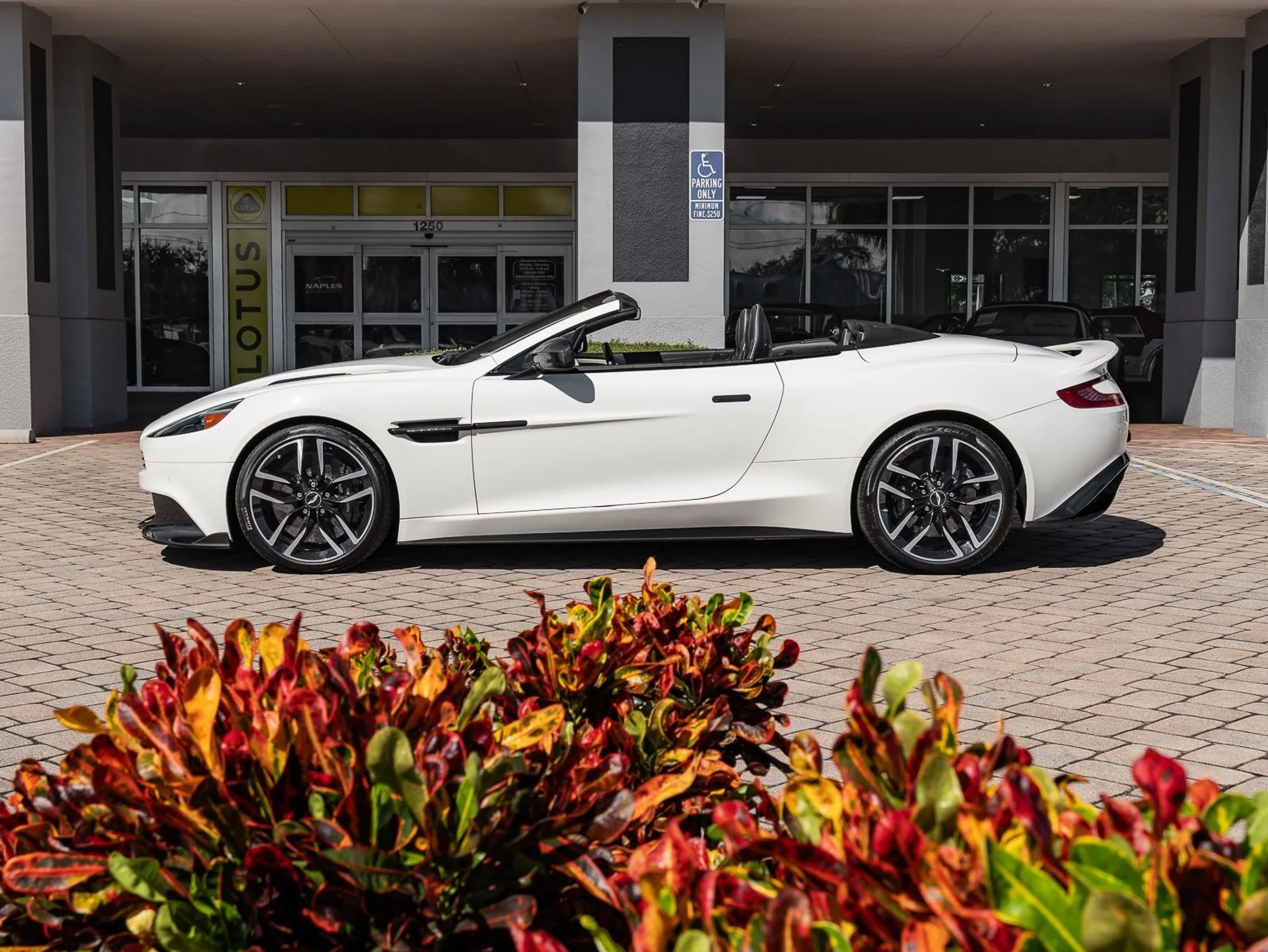 mph024_330320481_Used_2018_Aston_Martin_Vanquish_S_1759353676_ab4d01227b