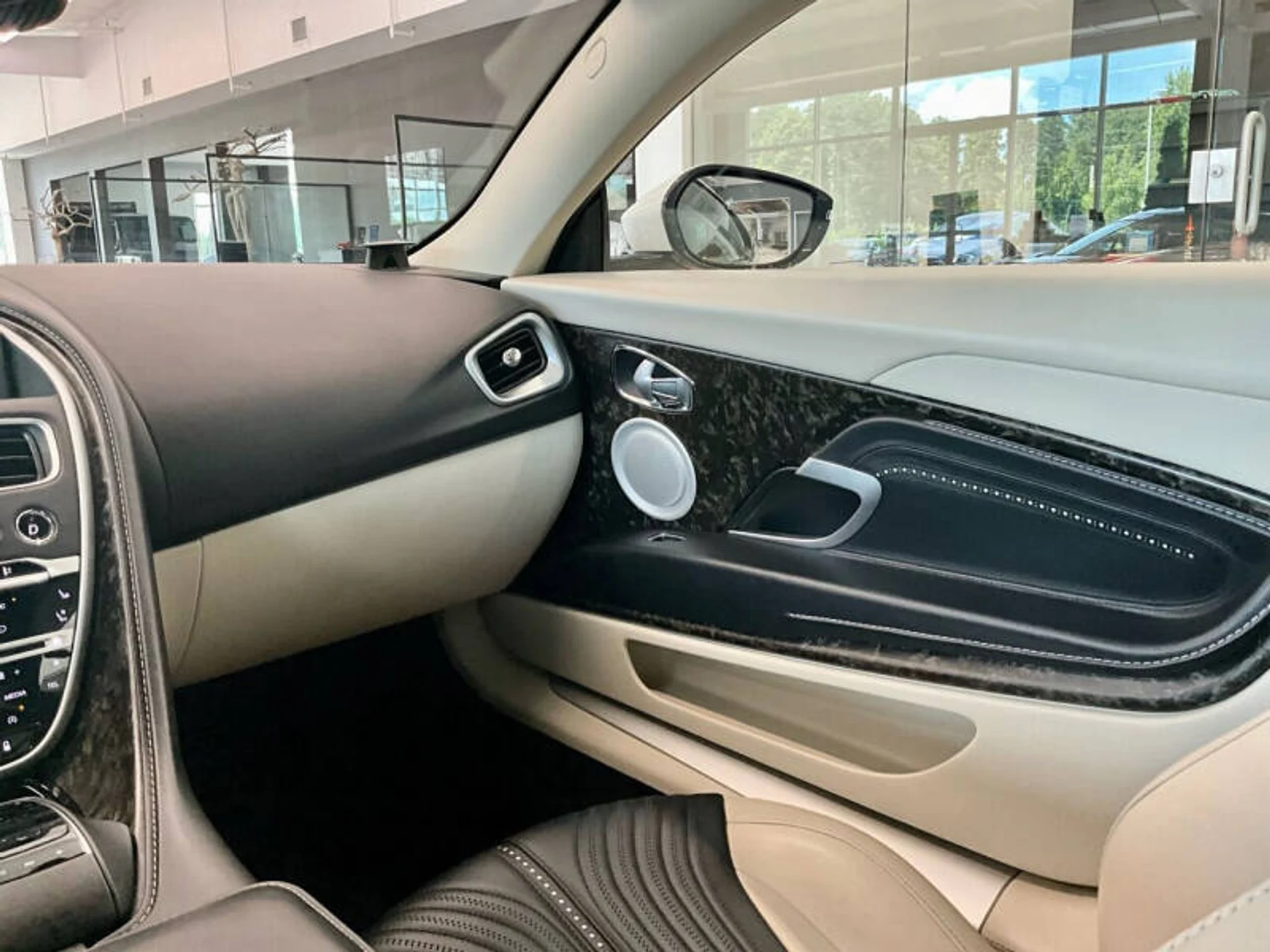 mph024_3306885953_2018_aston_martin_db11_v12_2dr_coupe_0bee85054c