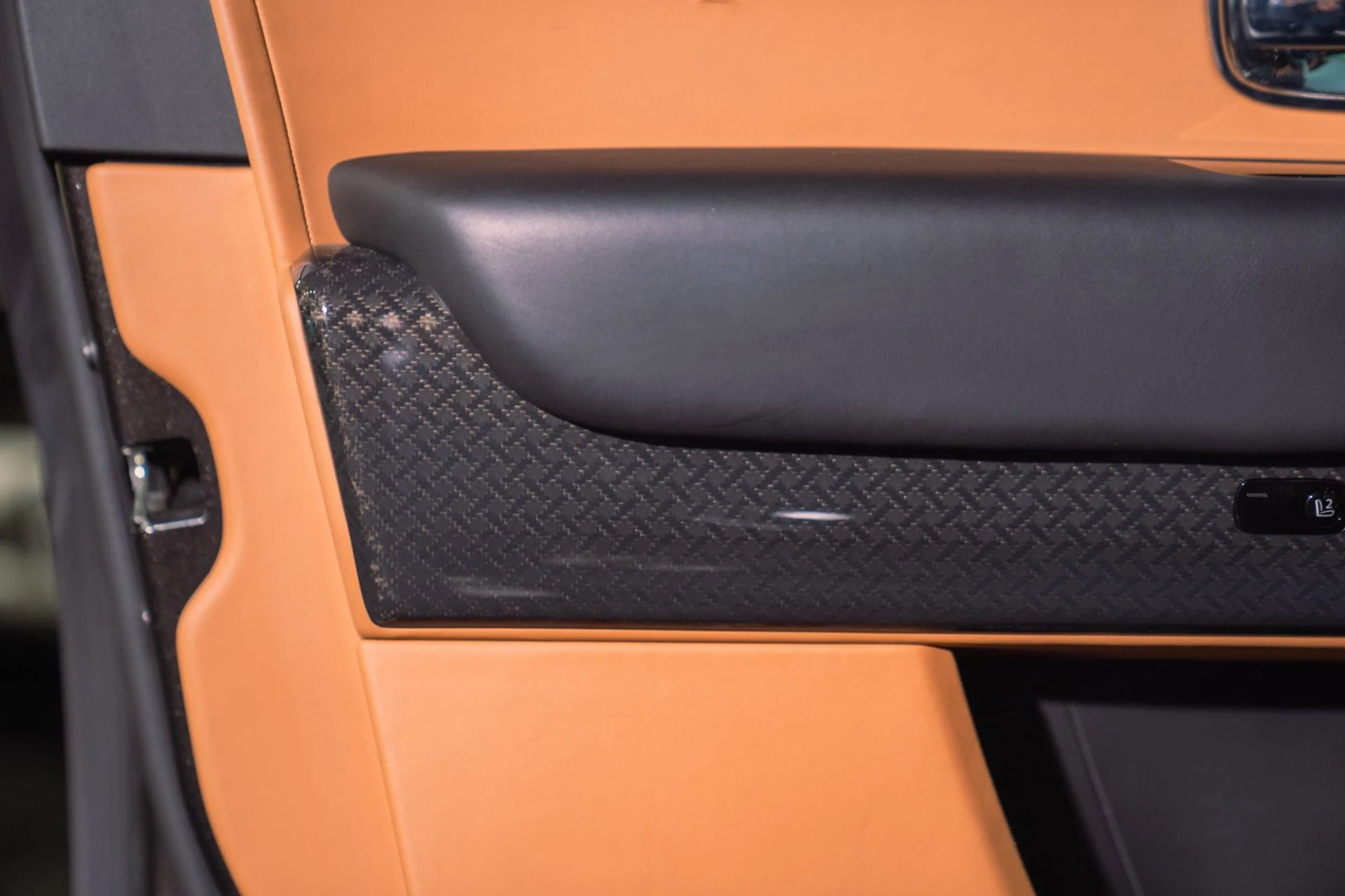 mph024_3325234296_Used_2021_Rolls_Royce_Black_Badge_Cullinan_Rear_Theater_and_Trays_1791387100_5d61da183c