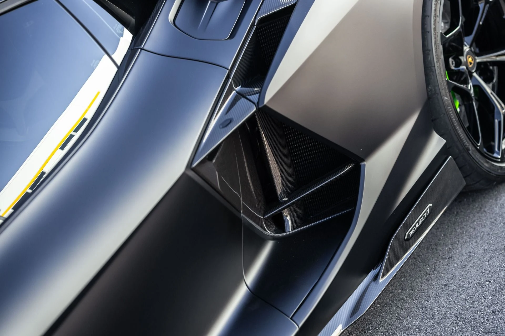 mph024_3344155587_Used_2025_Lamborghini_Revuelto_1791313072_c7d26547ba