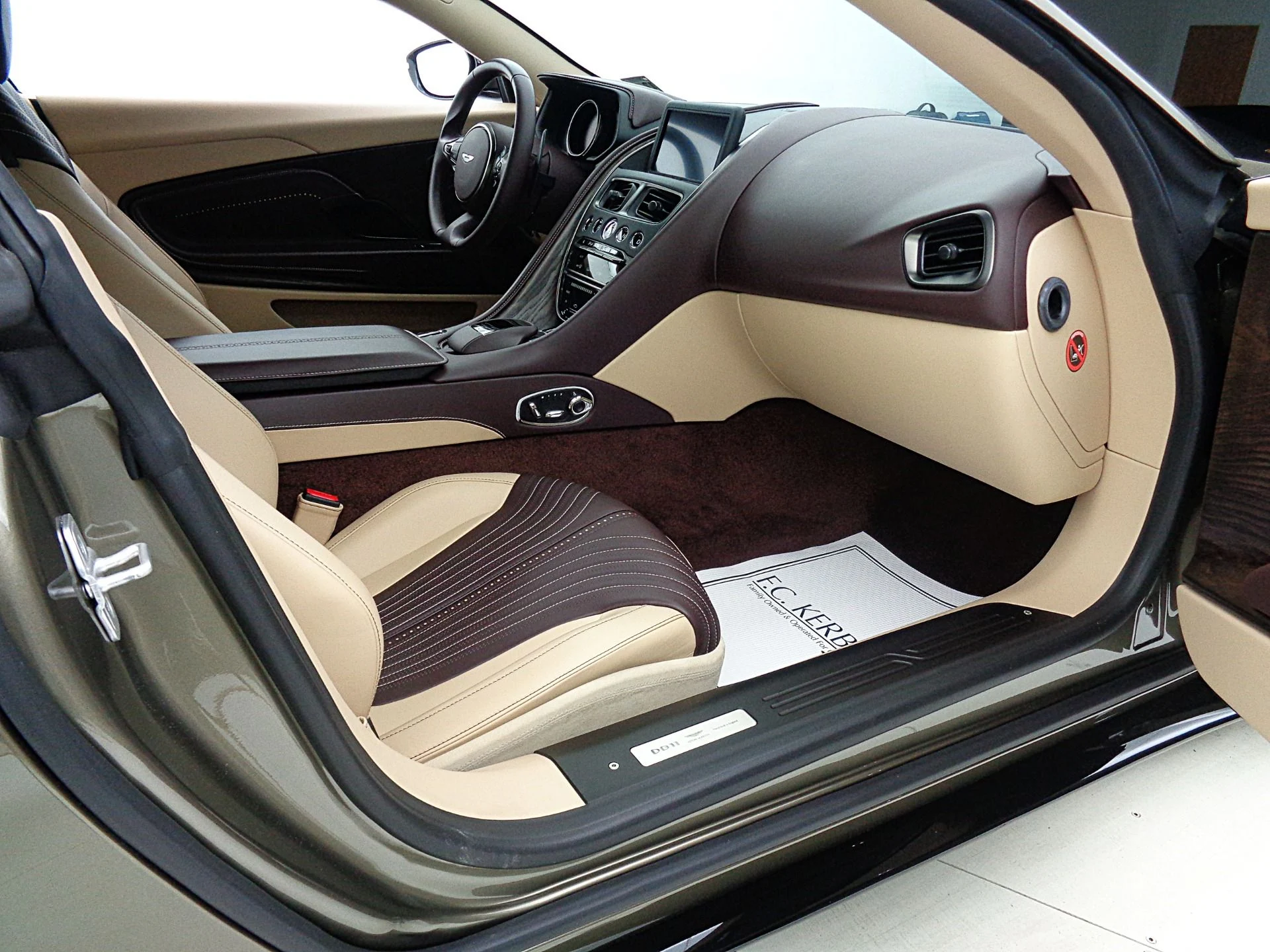 mph024_3403523447_Used_2018_Aston_Martin_DB_11_V12_Coupe_db09246214