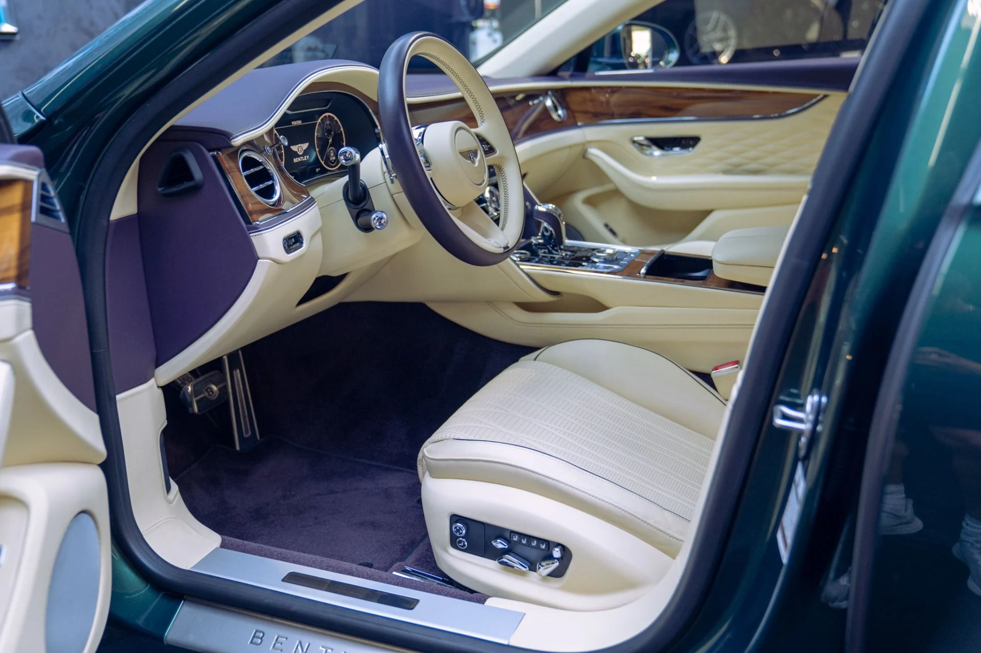 mph024_3409374089_Used_2022_Bentley_Flying_Spur_V8_1790700947_6d81572b72