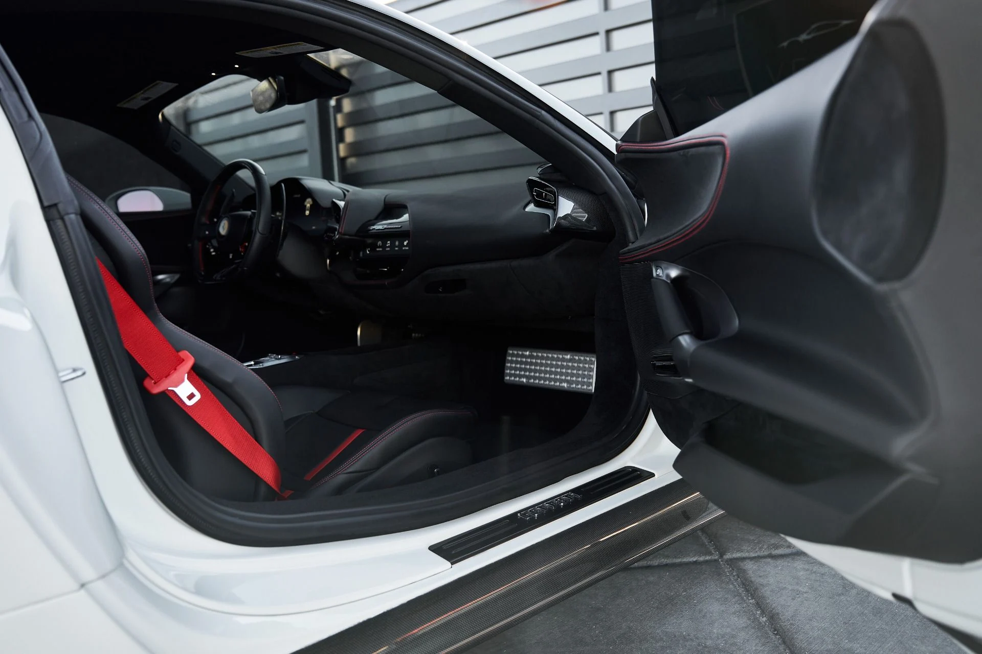 mph024_3431373427_Used_2023_Ferrari_SF_90_Stradale_Base_1762650952_38364b9792