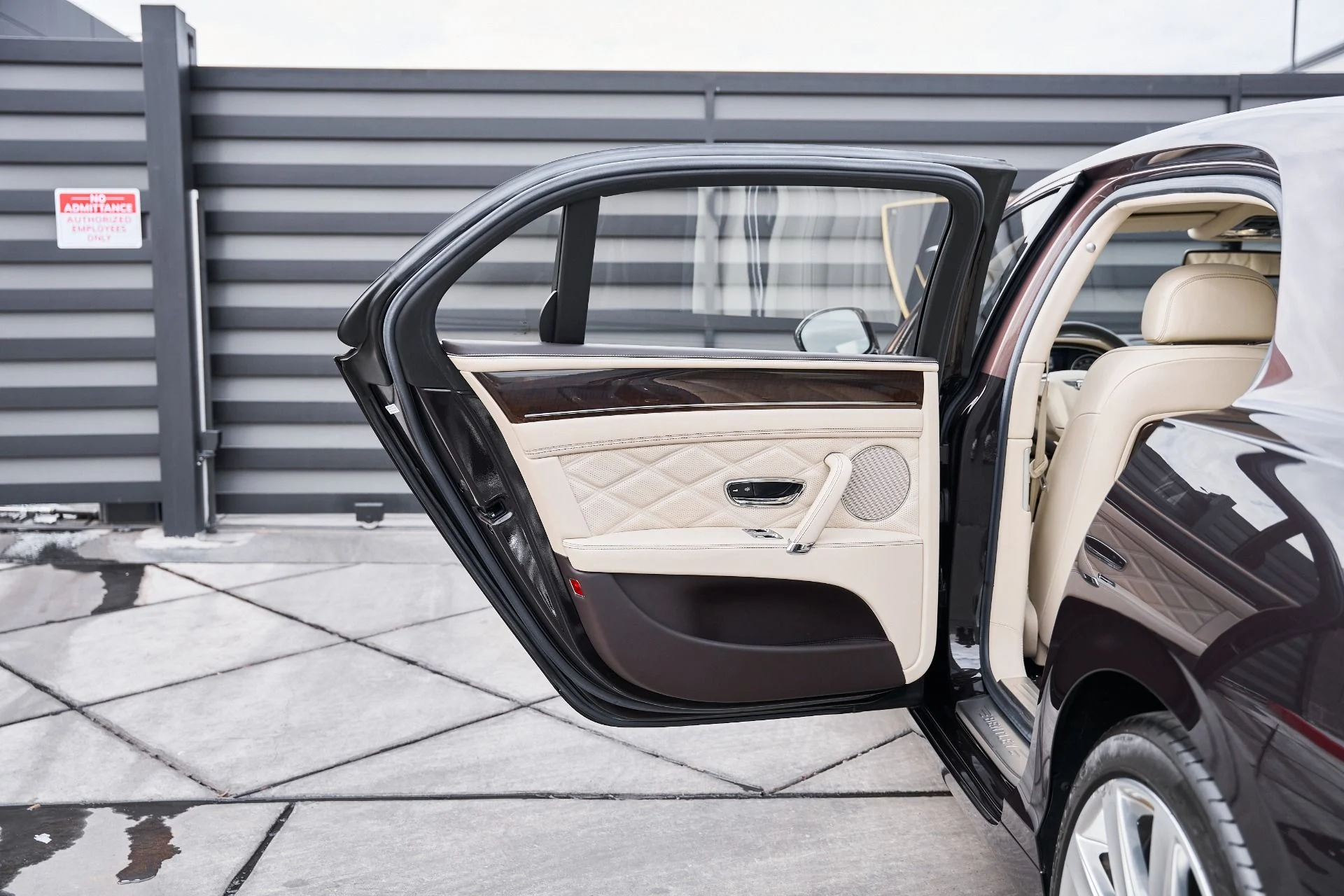 mph024_3471516520_Used_2015_Bentley_Flying_Spur_V8_1769278335_3078e04692