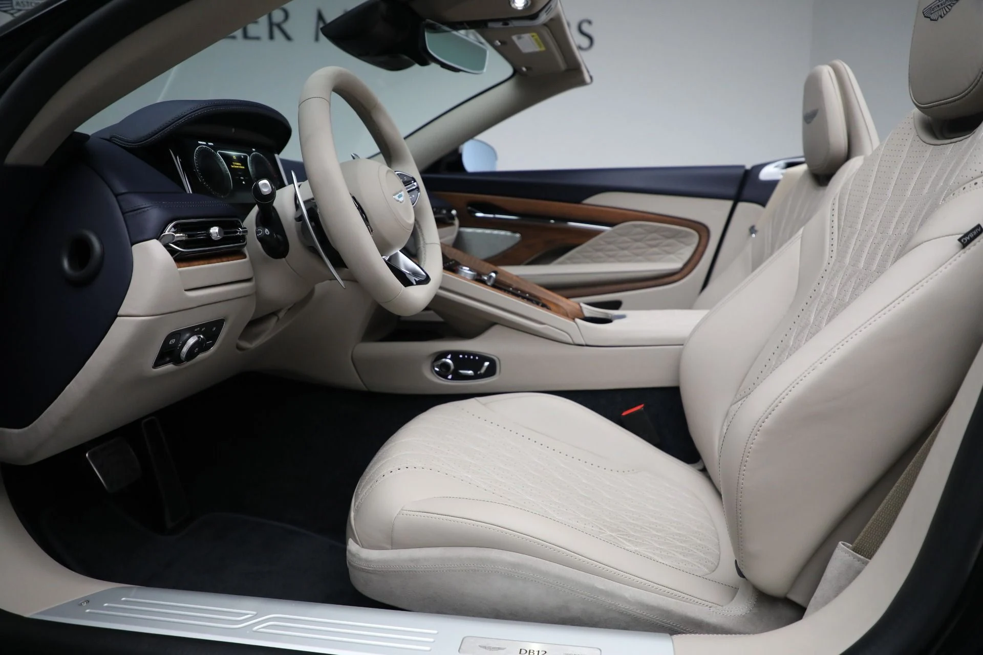 mph024_3481699673_New_2025_Aston_Martin_DB_12_Volante_bfe87bfd9d