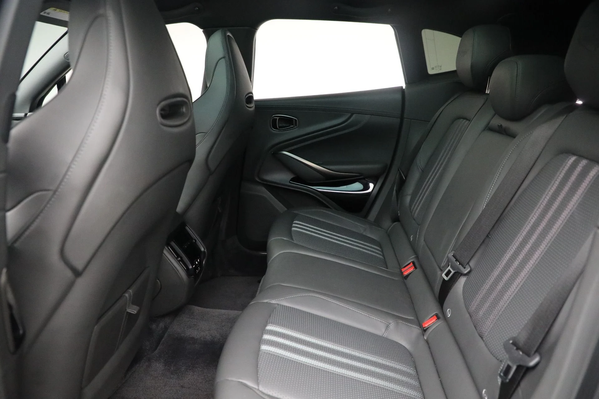 mph024_3508184909_New_2025_Aston_Martin_DBX_707_1762018439_0a6eecdc62