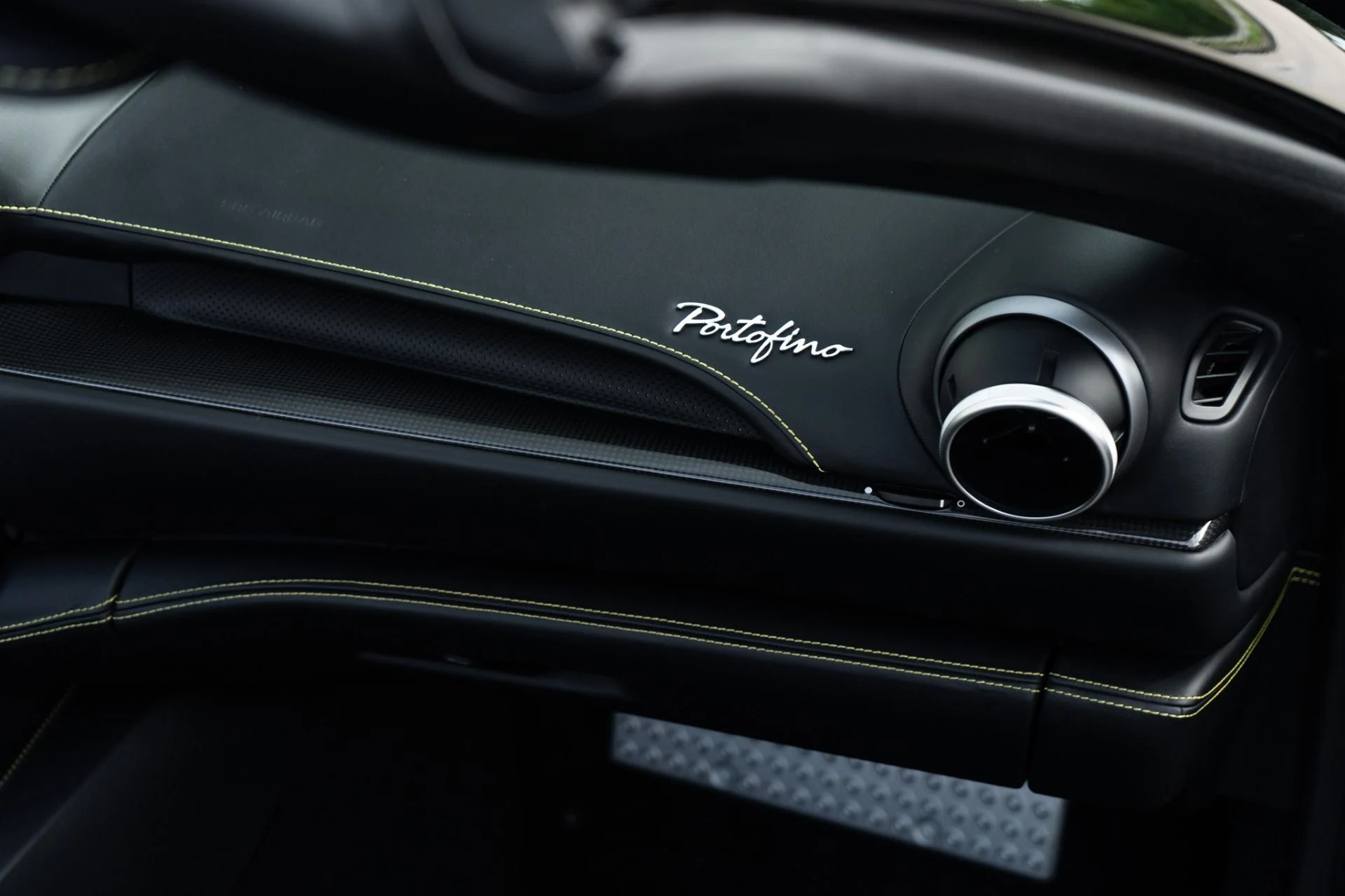 mph024_3519990784_Used_2020_Ferrari_Portofino_1775601900_4d39ed8242