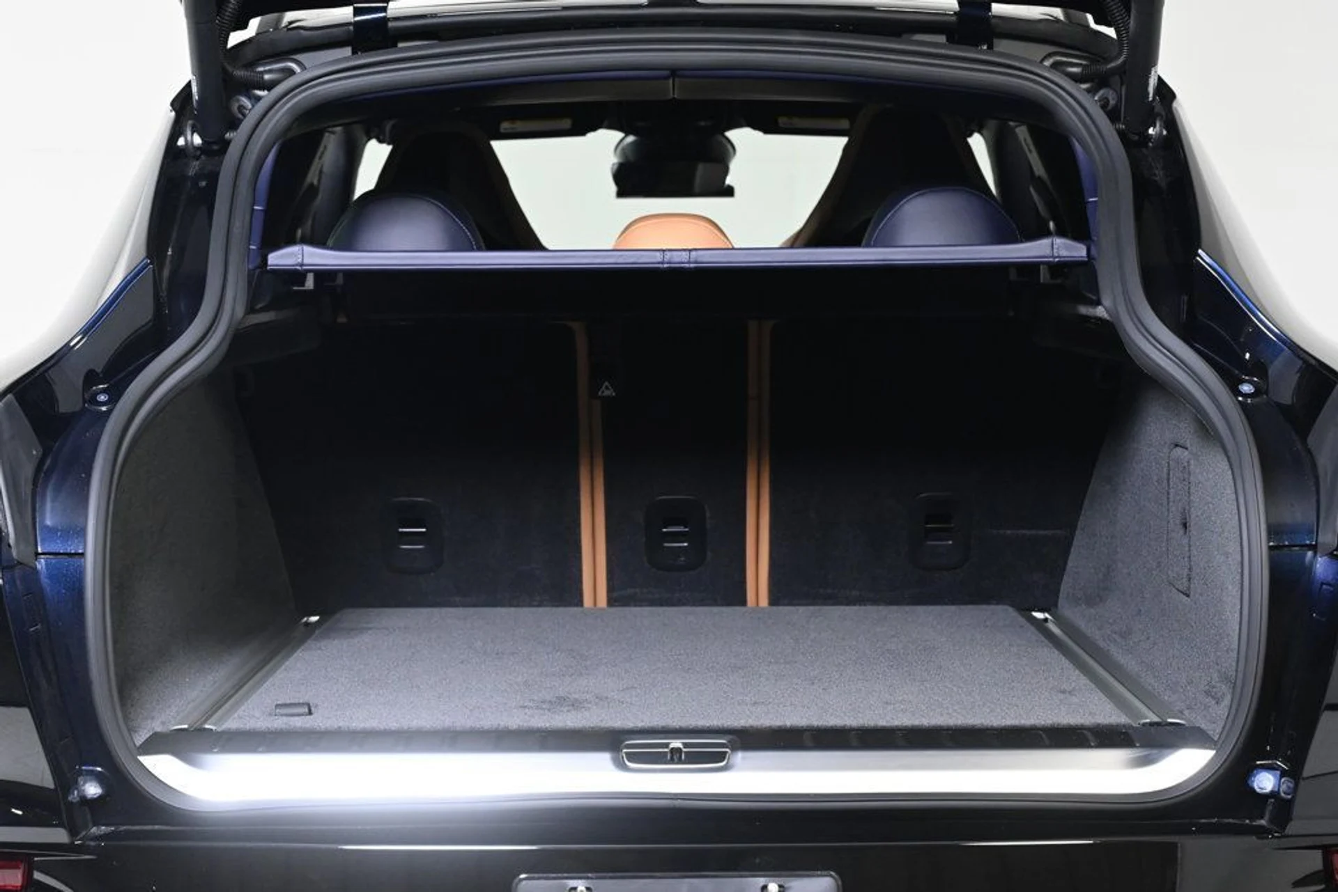 mph024_3547922149_new_2026_aston_martin_dbx_707awd_11350_22969414_24_1024_64b6967a95