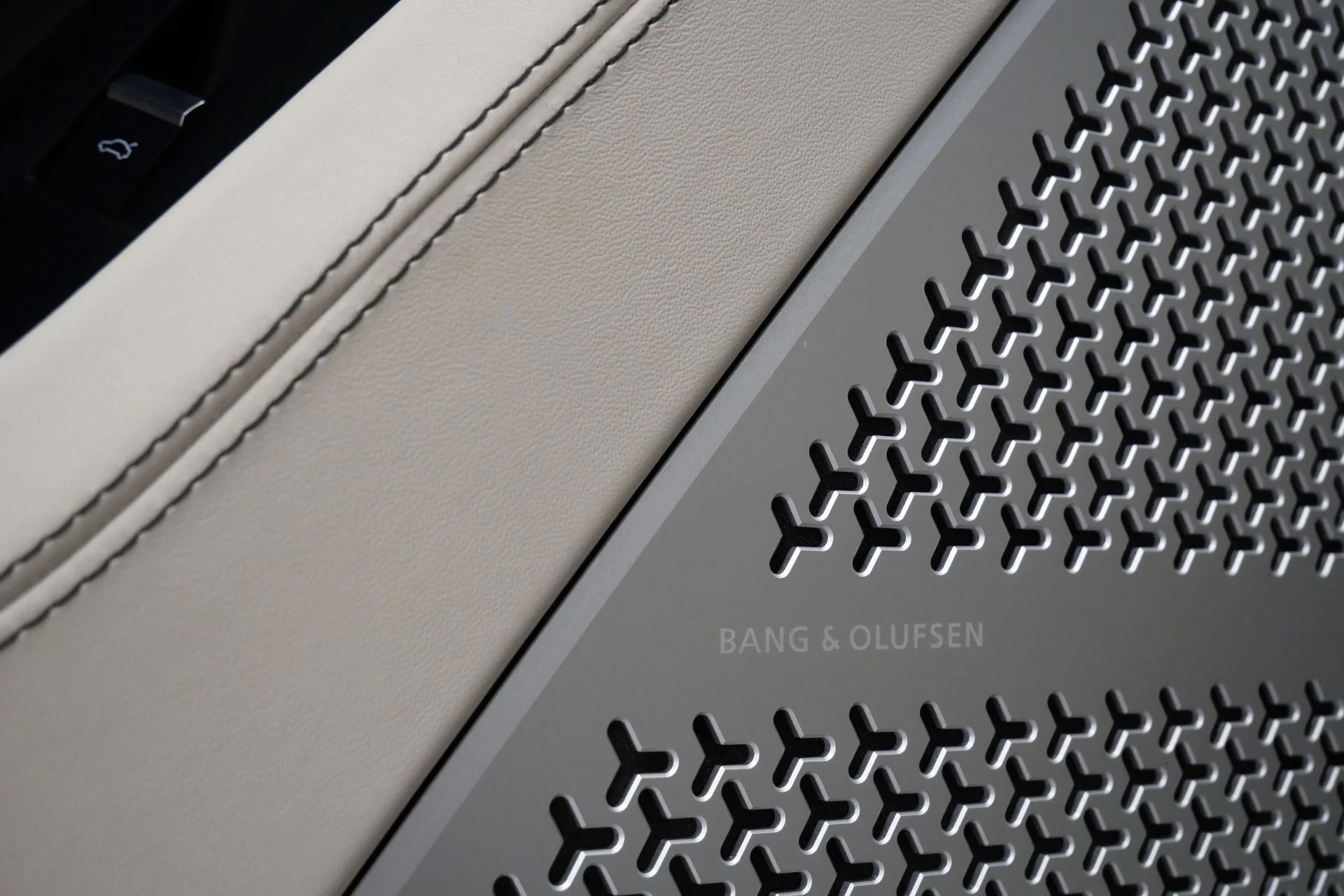 mph024_3559326570_Used_2022_Lamborghini_Urus_23_Inch_Wheels_Two_Tone_Interior_Bang_and_Olufsen_Audio_1775677581_c0be9a7168