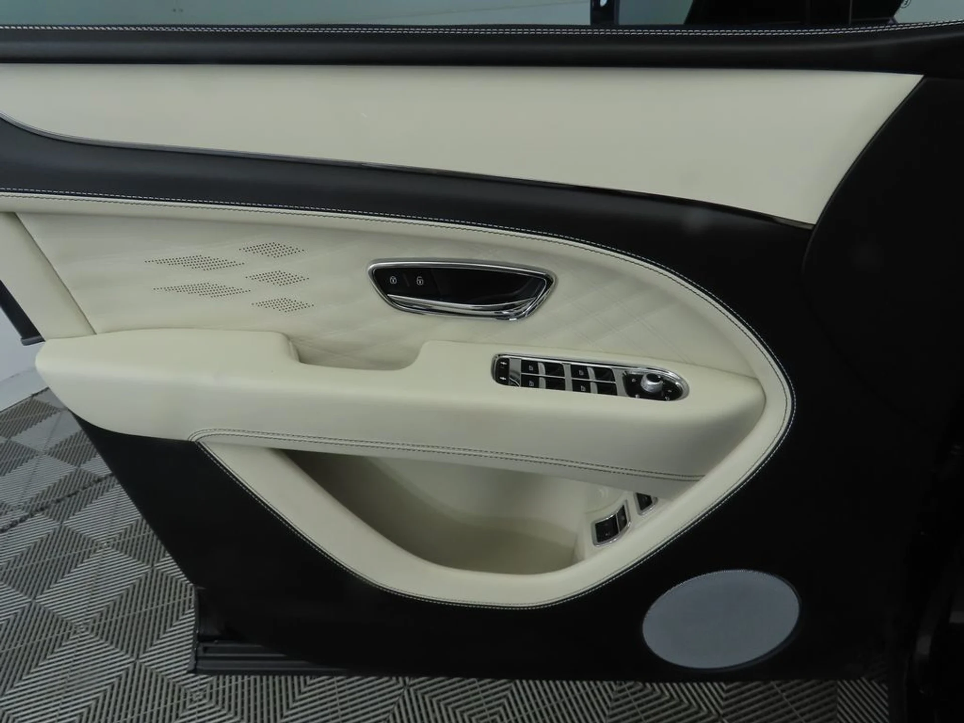 mph024_3571860314_used_2023_bentley_bentayga_ewb_8119_22900823_25_1024_7f3887e4dc