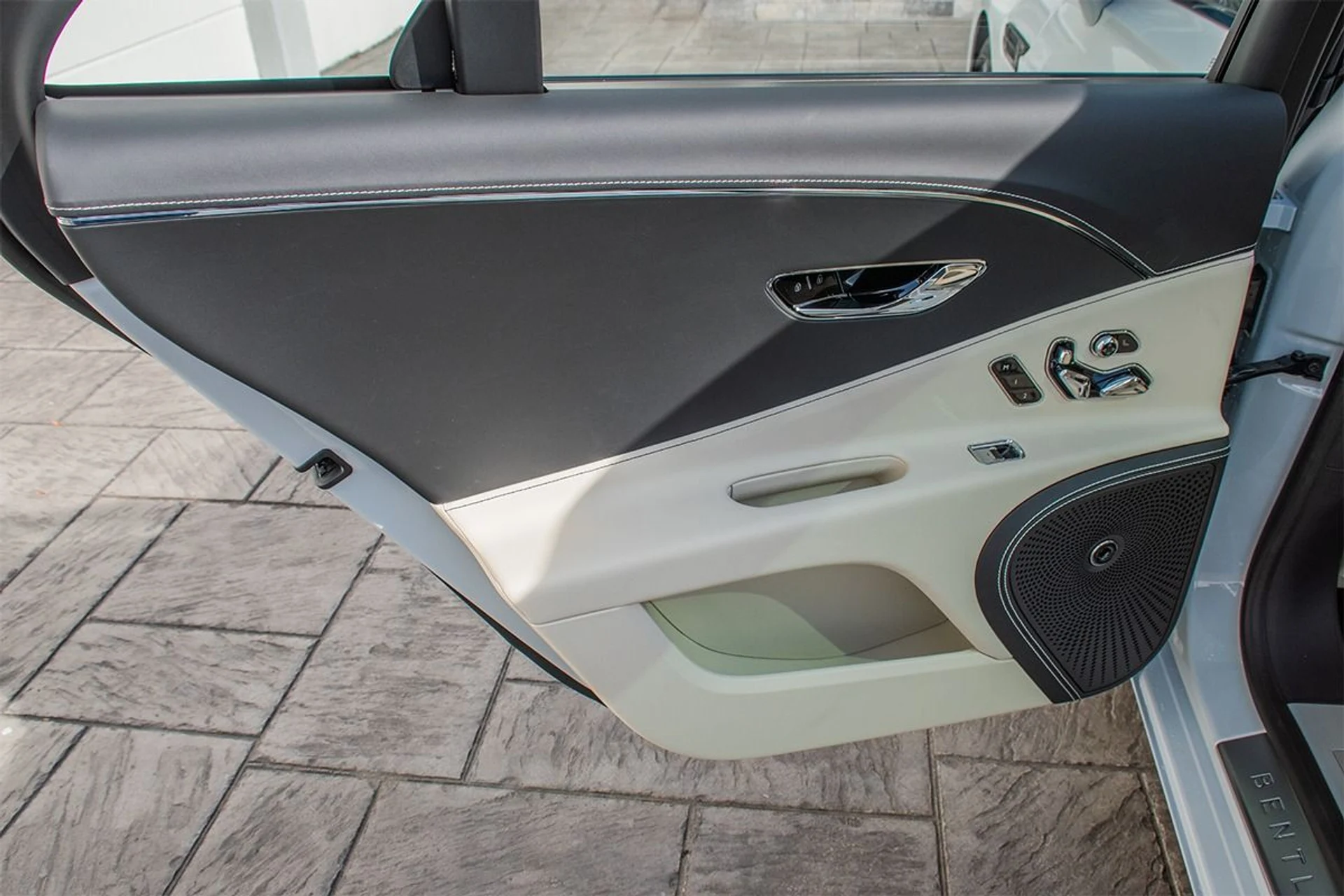 mph024_3594231678_Used_2024_Bentley_Flying_Spur_V8_1730873609_c022408ea8