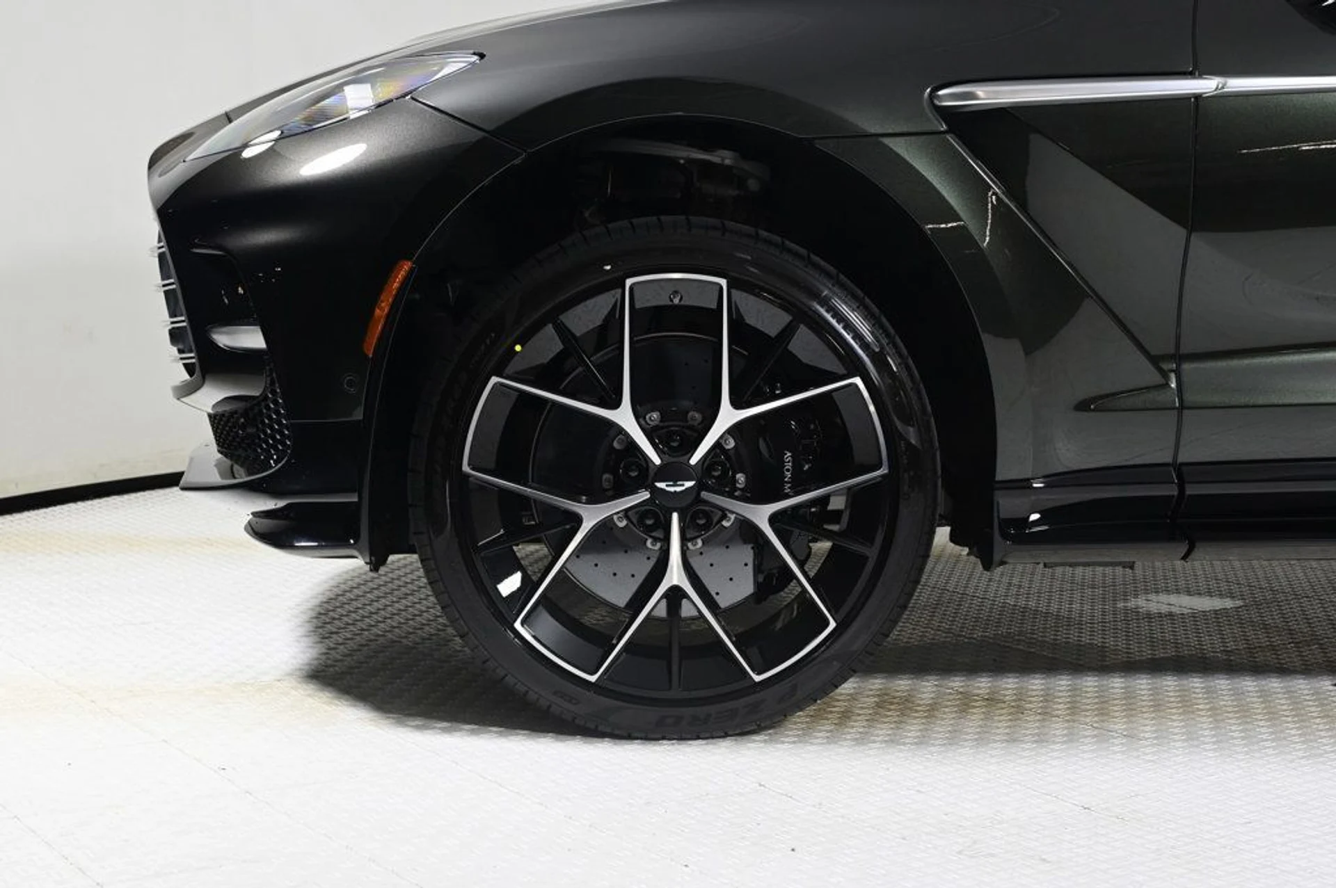 mph024_360307958_new_2026_aston_martin_dbx_707awd_11350_22969430_25_1024_189a127c91